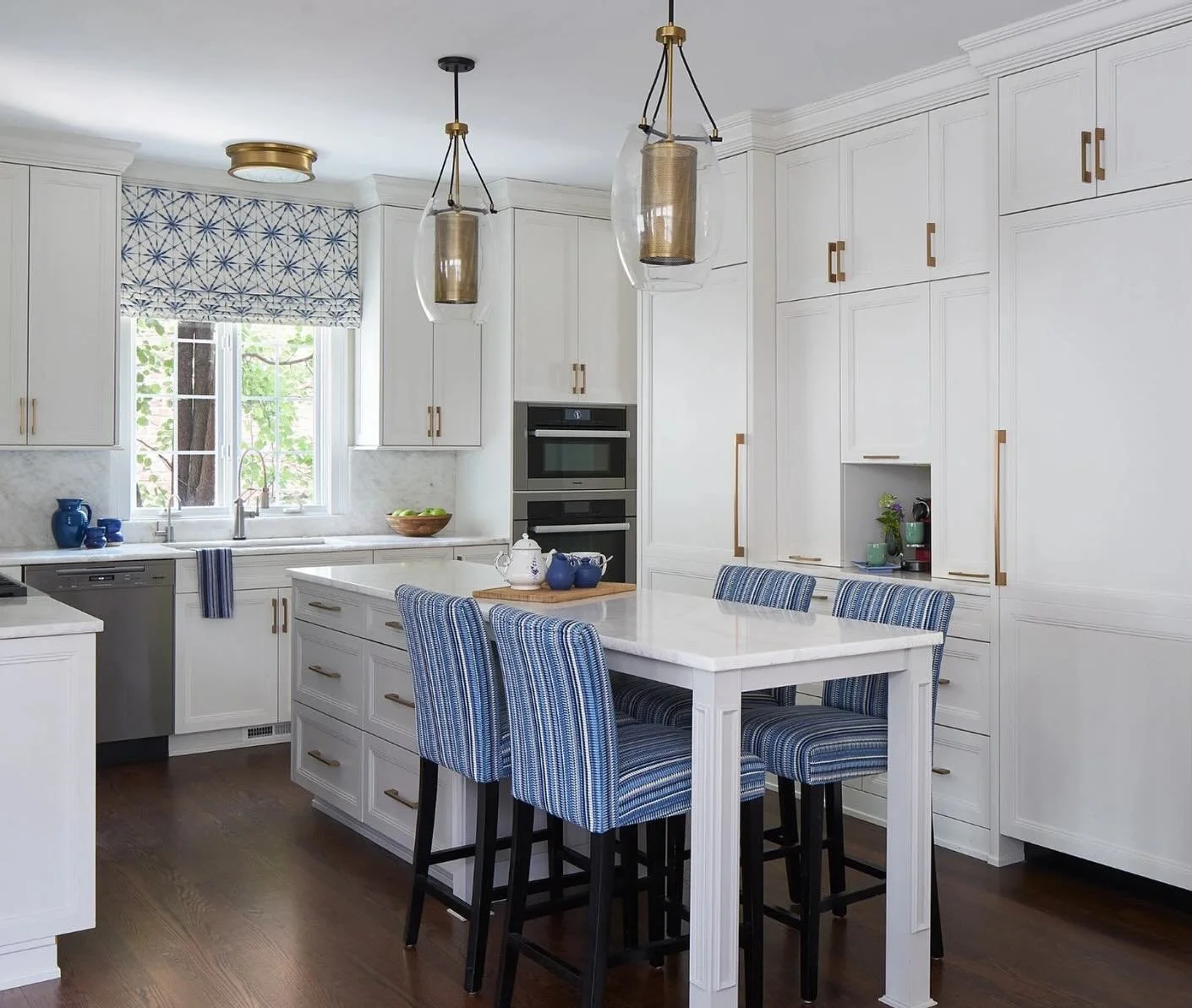 BEFORE &amp; AFTER ✨ 
Swipe left to see how this kitchen was transformed into a bright and functional thoroughfare for a busy family.  You can see  more of this beautiful #ClarendonHills home on my website. Are you renovating? I can help! 

#HomeSwee