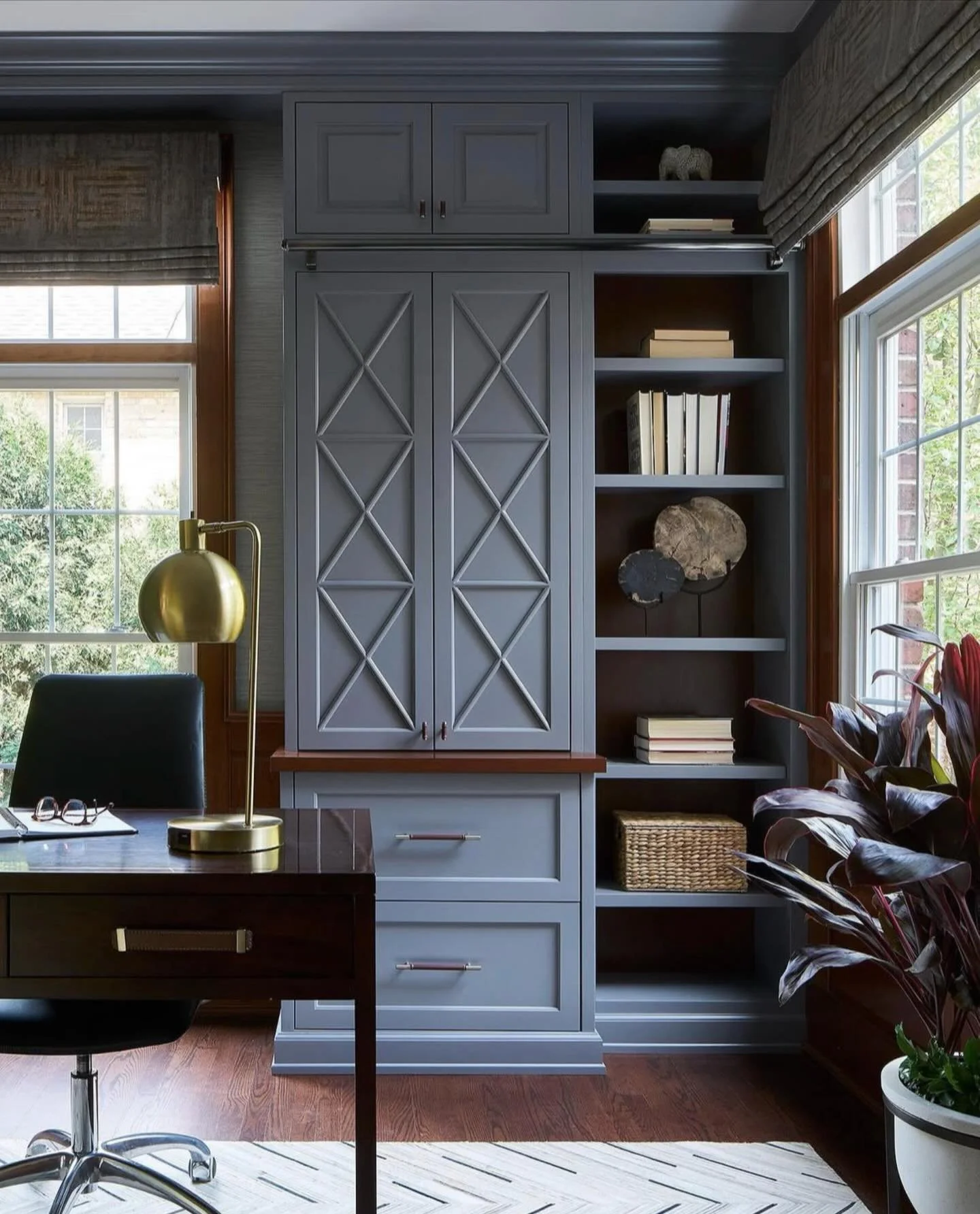 ✨WORK IT 👩🏻&zwj;💻 Happy Monday, all! 
Colfax Avenue Project in Clarendon Hills

#homeoffice
#homeofficedesign
#clarendonhillsildesigner
#mondaybacktowork
#traditionalinteriors