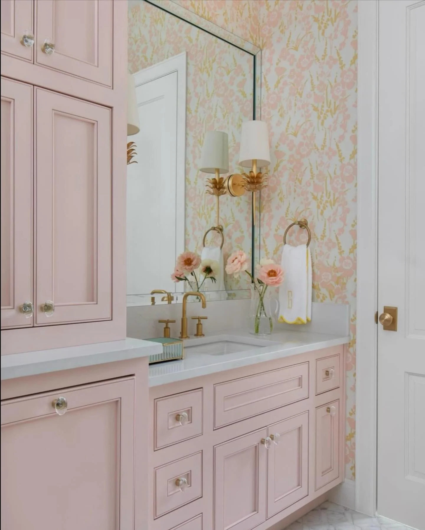 ✨BLUSH CRUSH✨Get ready for your day in a pink bathroom and you (and your day) will have a rosy glow! Happy Tuesday, all. 🌸

Design- Heather Scott Home