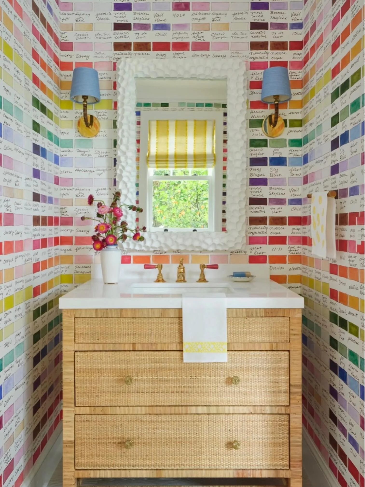 ✨What Am I&rsquo;m Loving This Week? This powder room with its wonderful splash of colors! Which one is your favorite?  If you can&rsquo;t decide, feel free to sit 🚽 &amp; ponder. 😂 PS. Mine is green. 💚
design- Caitlin Kah Interiors as shared by L