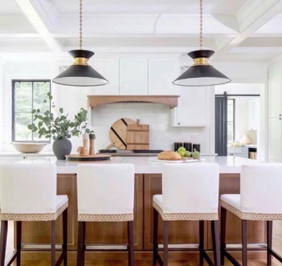 White kitchens never go out of style, but  keep in mind, too much white will give you operating room vibes. 🖤🤍🤎 Add warm wood accents and a touch of black, and suddenly that classic white kitchen feels layered, sophisticated, and anything but ster