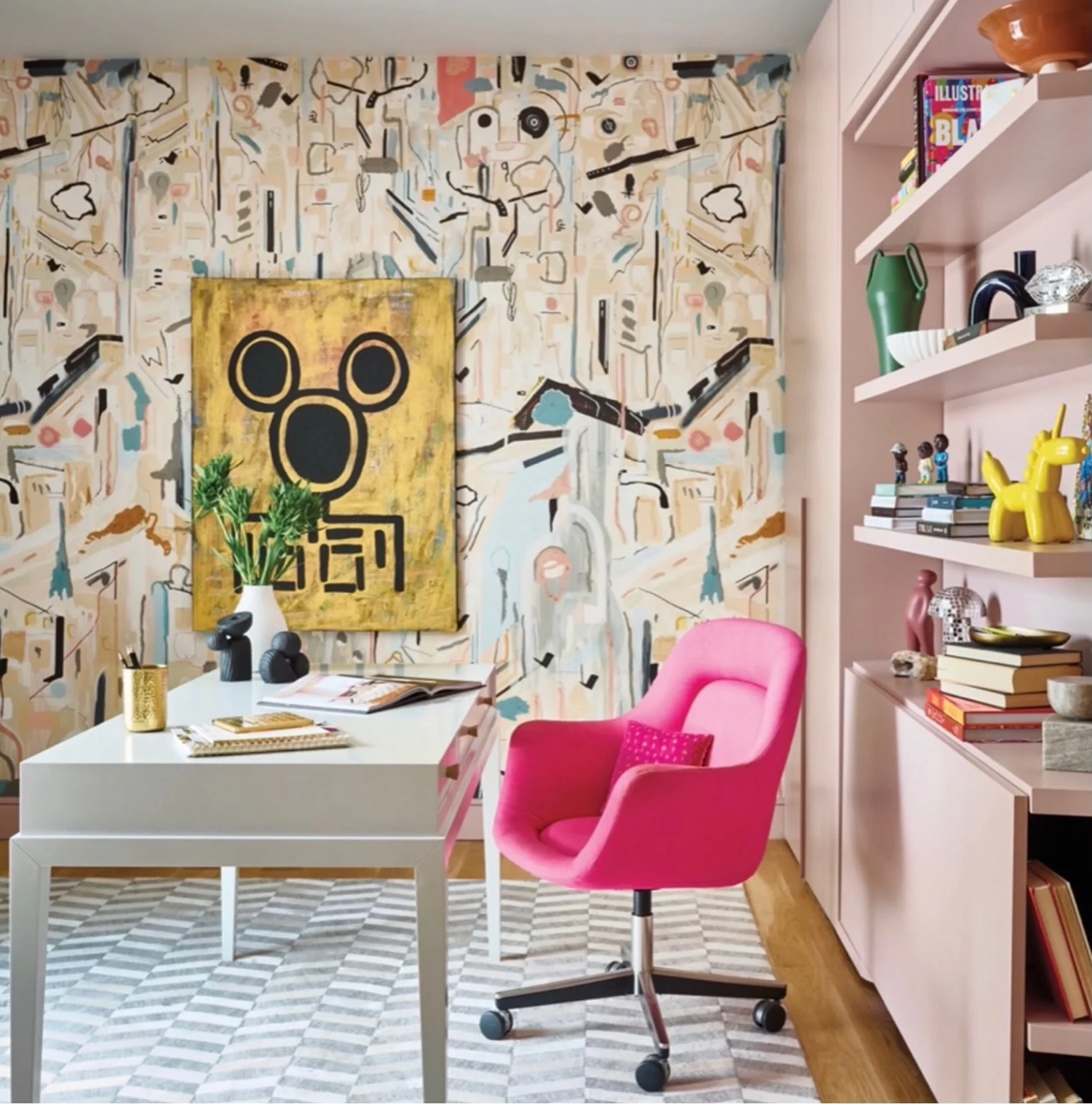 Never underestimate the power of a statement chair.🩷 Proof that a workspace doesn&rsquo;t have to be boring to mean business. Happy Monday, all! 

designer - Kelly Finley 
Photo from her lake house in Georgia. 

#WFH #homeoffice #colorfulinteriors #