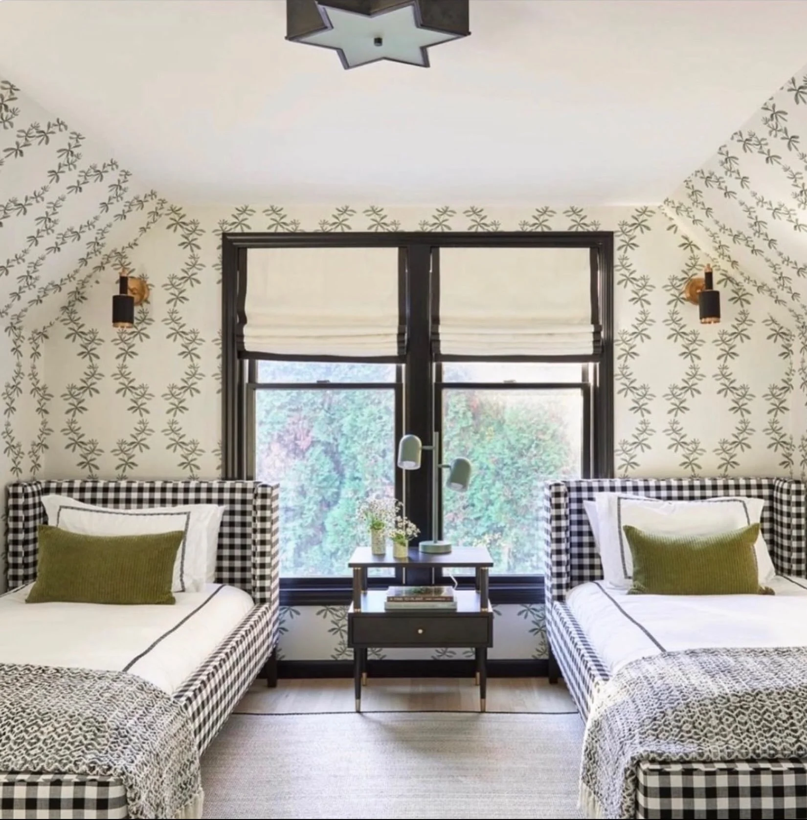 When the beds bring the check and the wallpaper brings the drama. 🖤🤍💚 Classic black and white, perfectly layered and with just enough pattern to keep things interesting.

(Designer- unknown)

#blackandgreen #twinbeds #residentialdesigner #wallpape