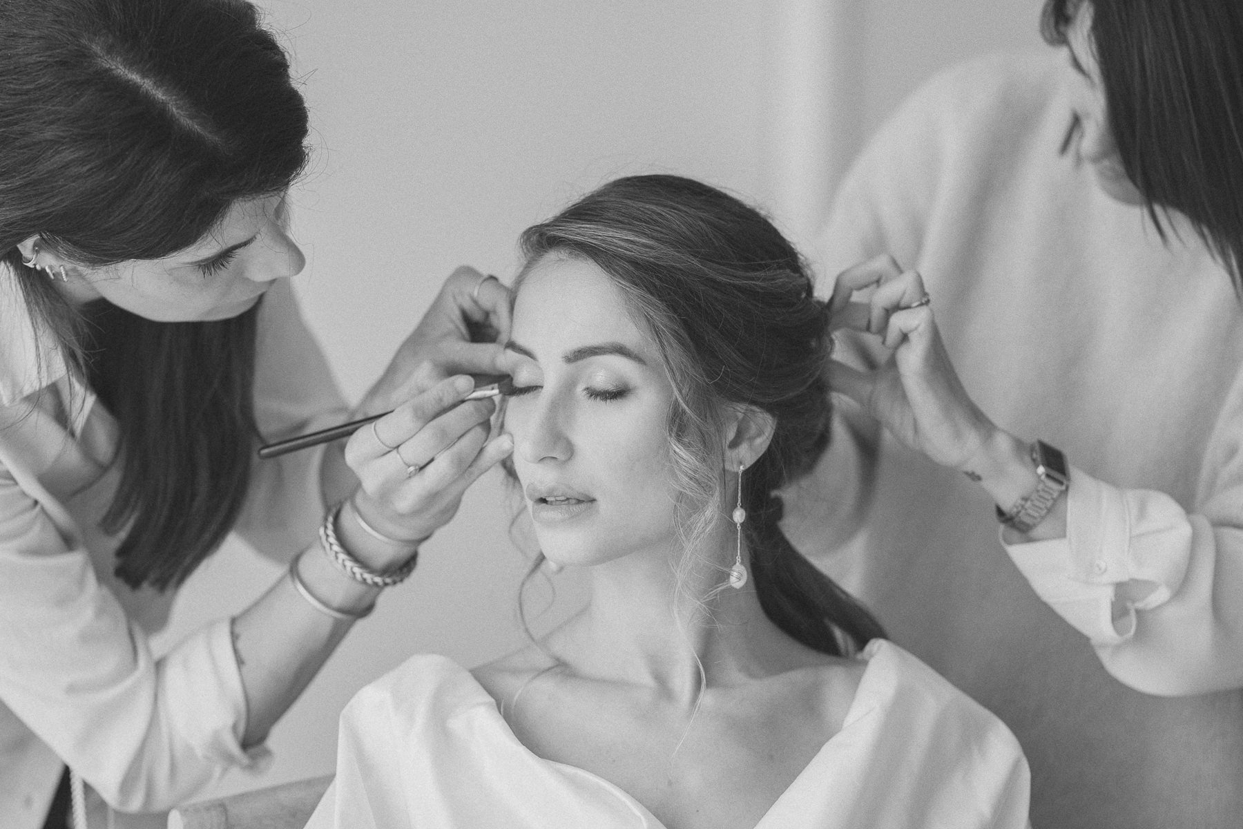 Préparatifs de la mariée pendant le maquillage et la coiffure à la Quinta do Pinho au Portugal – photo Nonante Emotions.