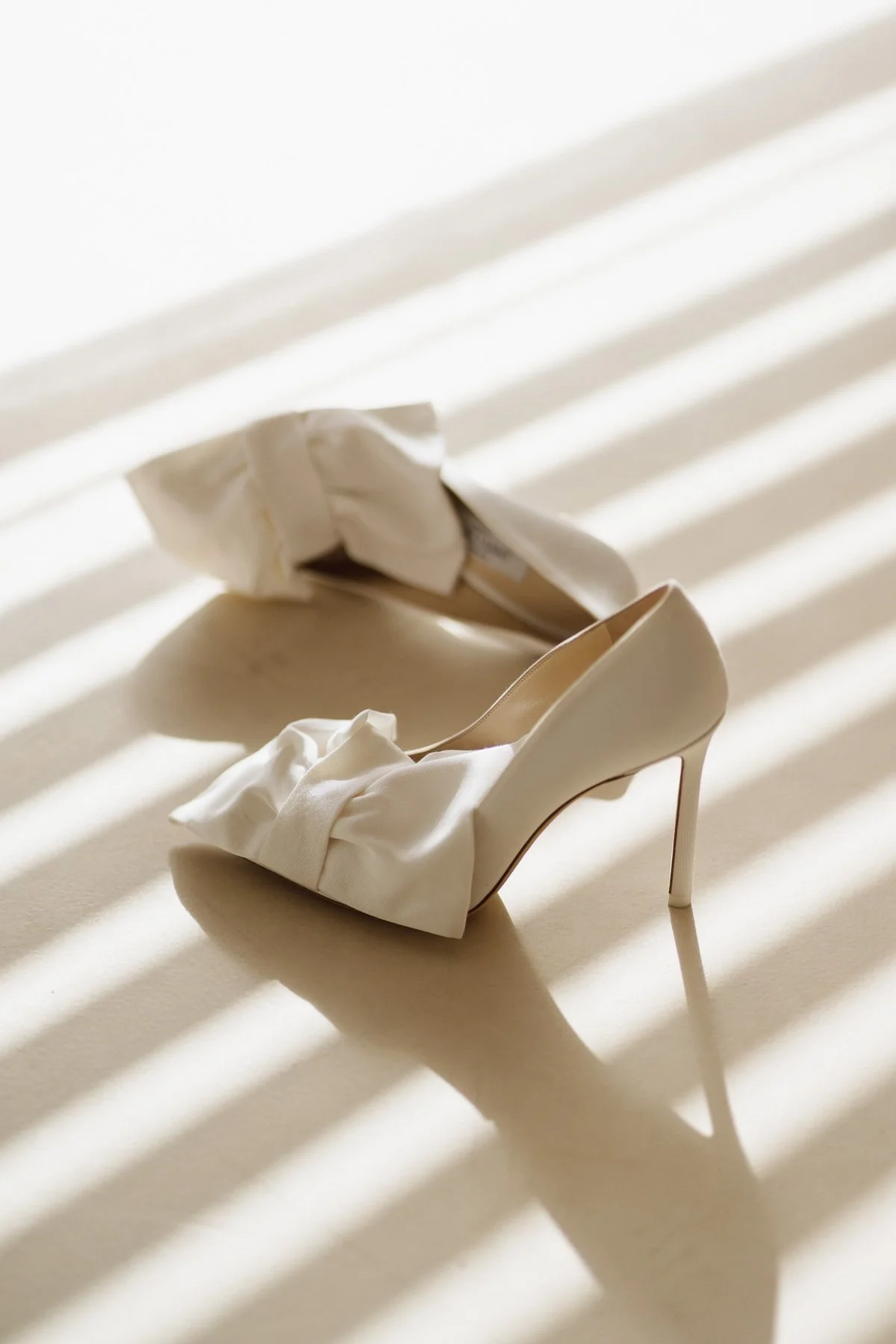 Détail des chaussures de la mariée lors des préparatifs à la Quinta do Pinho au Portugal, lumière naturelle élégante – photo Nonante Emotions.