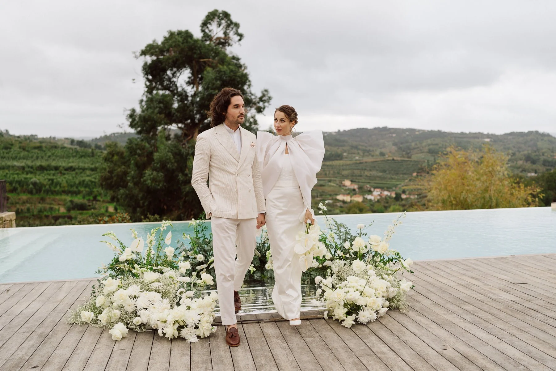 Couple de mariés à la Quinta do Pinho au Portugal devant la piscine avec vue sur les vignobles – photo Nonante Emotions.