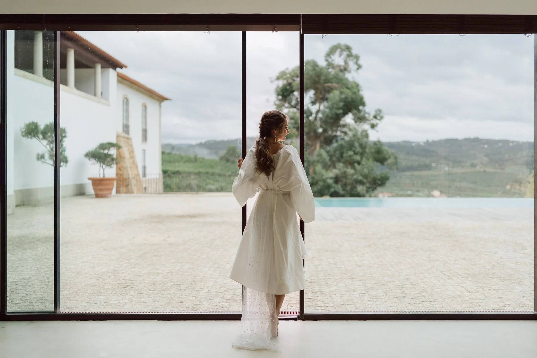 Préparatifs de la mariée à la Quinta do Pinho au Portugal, vue sur les vignobles lors d’un mariage destination élégant et intimiste – photo Nonante Emotions.