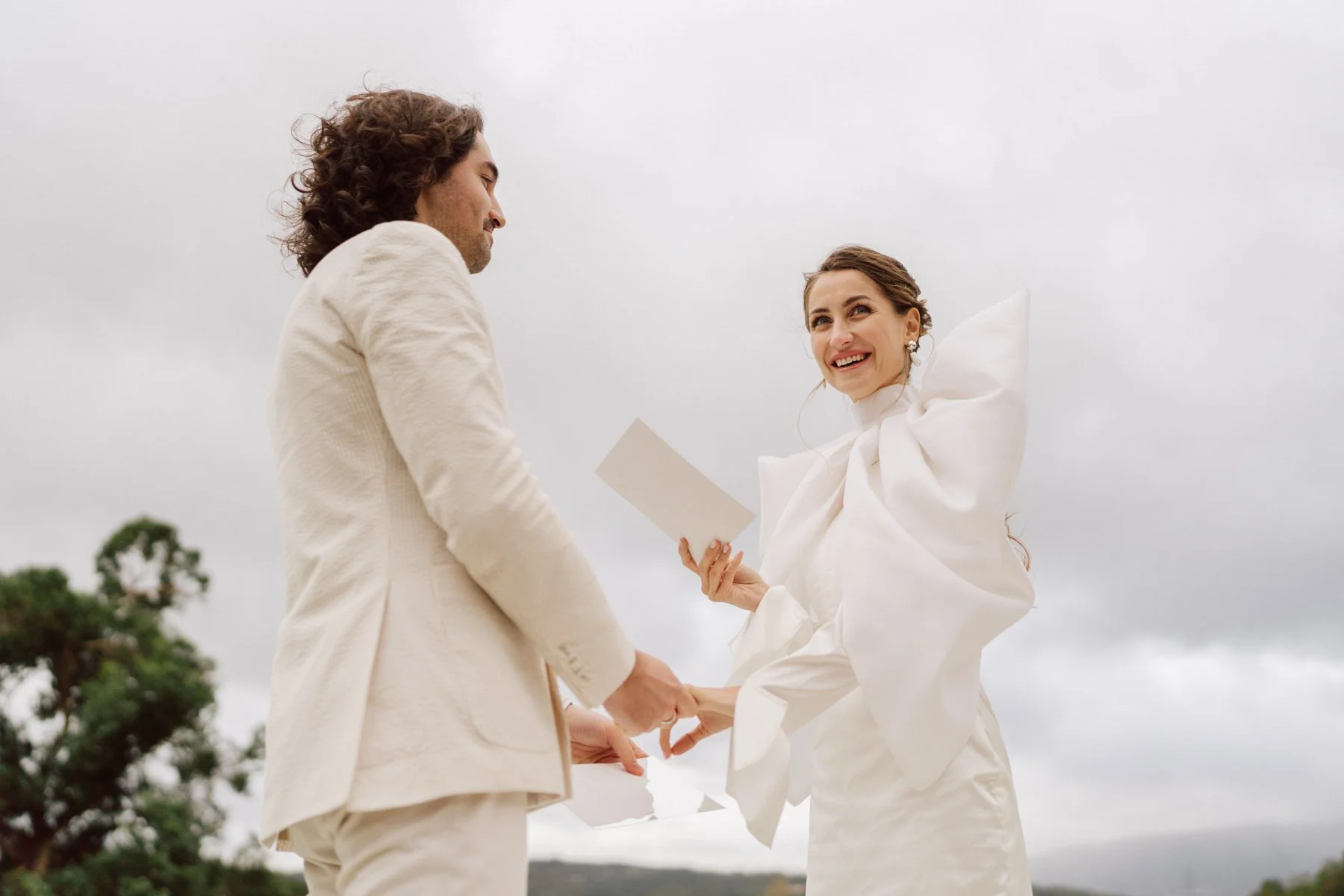 Mariée portant une robe Alma Real échangeant ses vœux avec son marié lors d’un mariage à la Quinta do Pinho au Portugal – cérémonie élégante en plein air