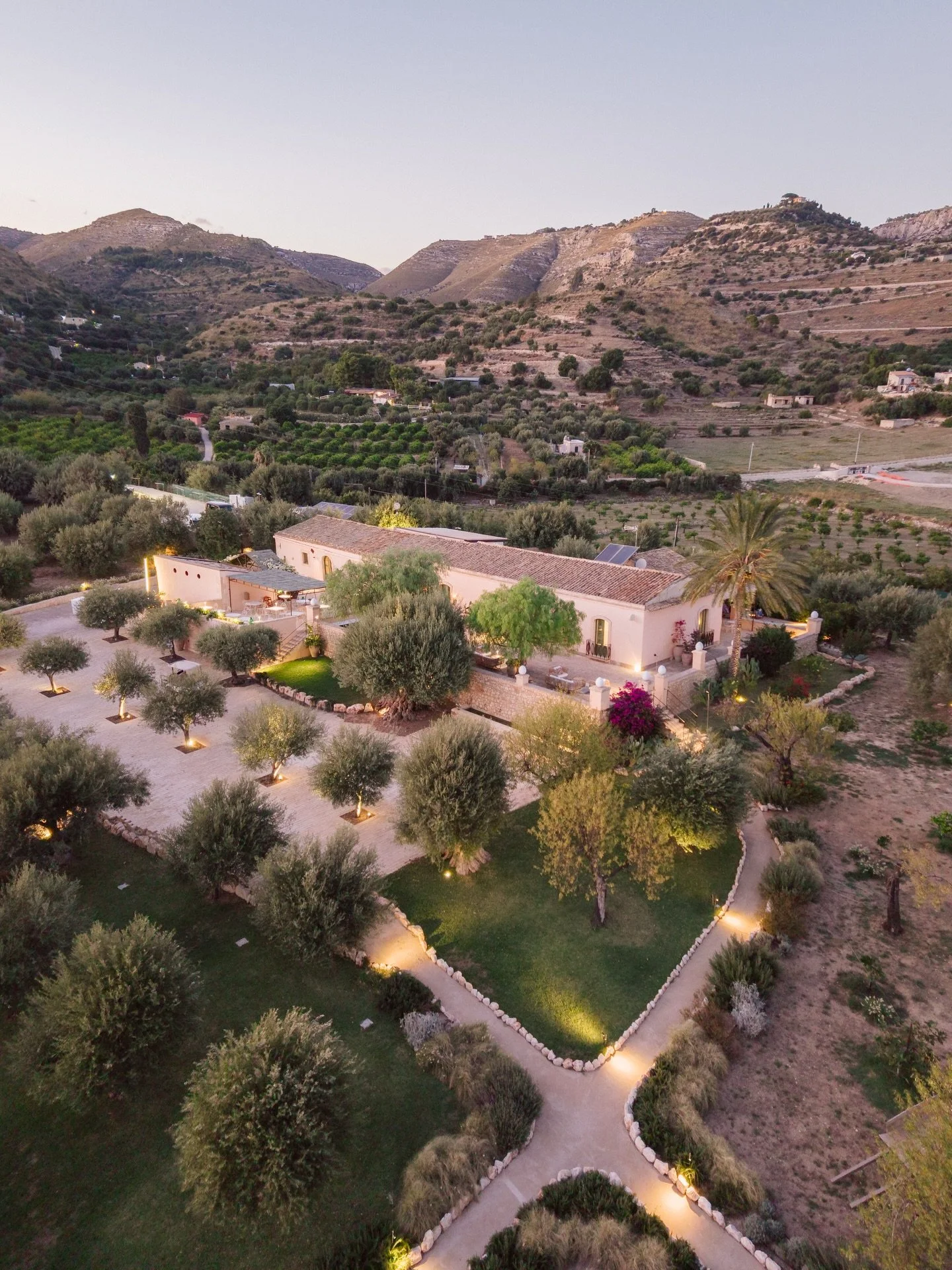 Se dire oui &agrave; Braccialieri 🌞
Sous les oliviers. Face &agrave; la mer.  Workshop organiser @editorialsbynicoladixon 
Venue @braccialieri 
Creative planning @wonderlustevents 
On the day co-ordinator @lwevents 
Decorative Installation Artists @