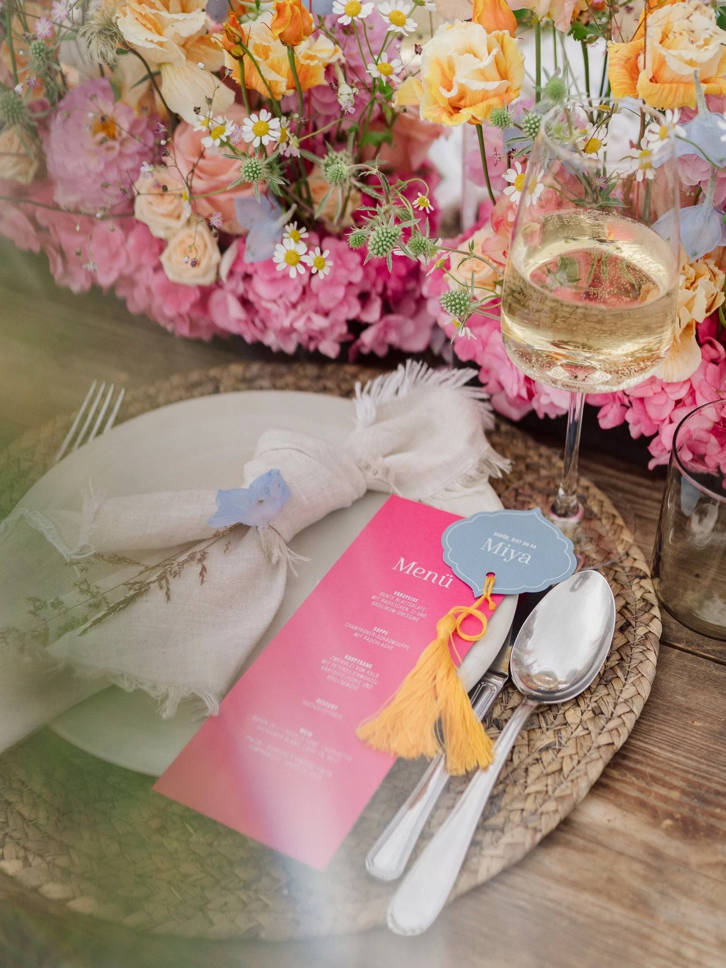 J&rsquo;aime les mariages qui racontent plus qu&rsquo;une histoire d&rsquo;amour. J&rsquo;aime quand deux cultures se rencontrent, quand les traditions se m&ecirc;lent, quand les couleurs ne sont pas choisies par tendance mais parce qu&rsquo;elles on