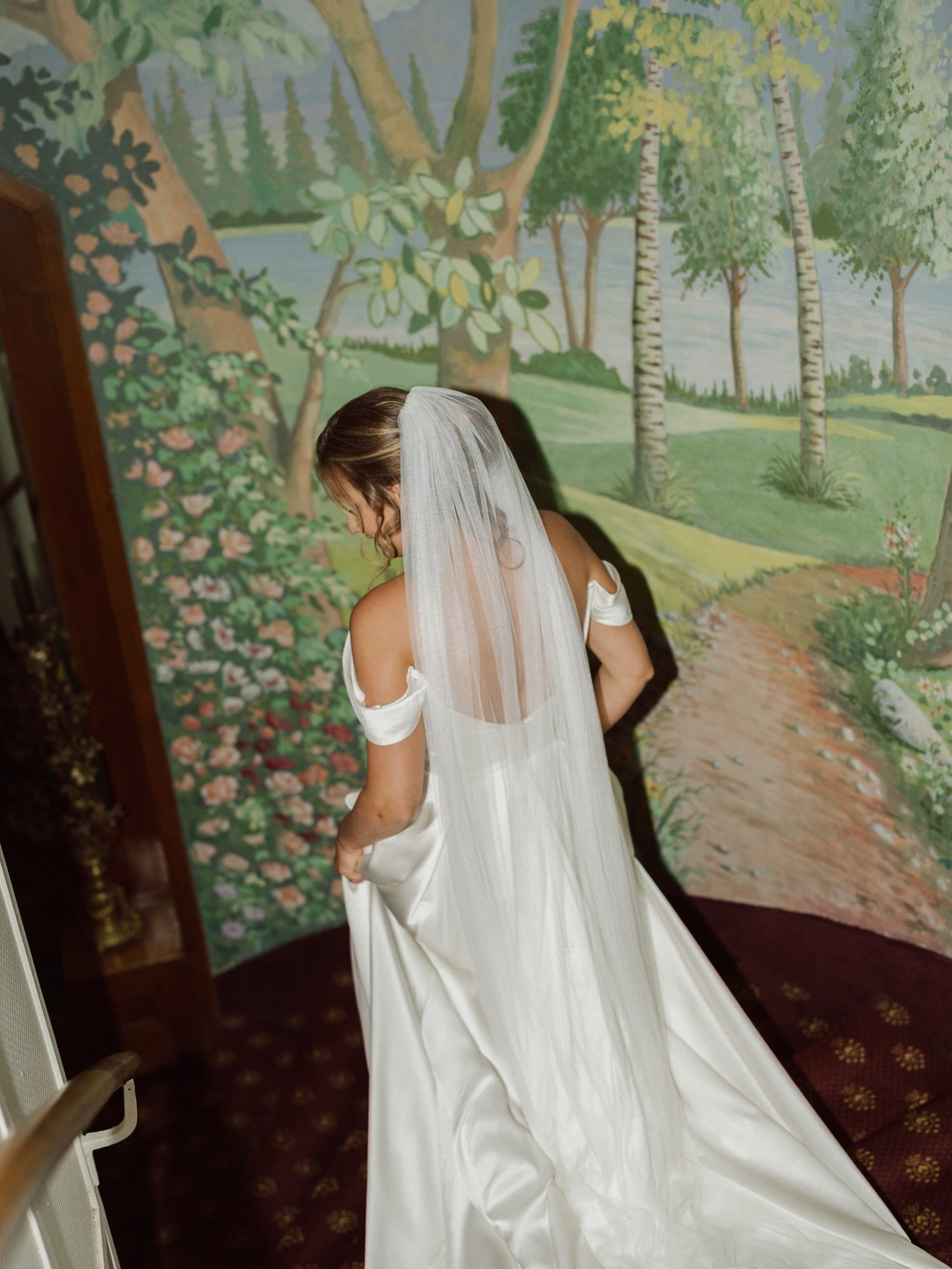 Ce soir, j&rsquo;avais envie de mettre &agrave; l&rsquo;honneur le mariage de Val&eacute;rie &amp; Gr&eacute;goire.&thinsp;
&thinsp;
Le 30 ao&ucirc;t 2025, ils se sont dit oui &agrave; l&rsquo;H&ocirc;tel Victoria Glion, sur les hauteurs de Montreux 