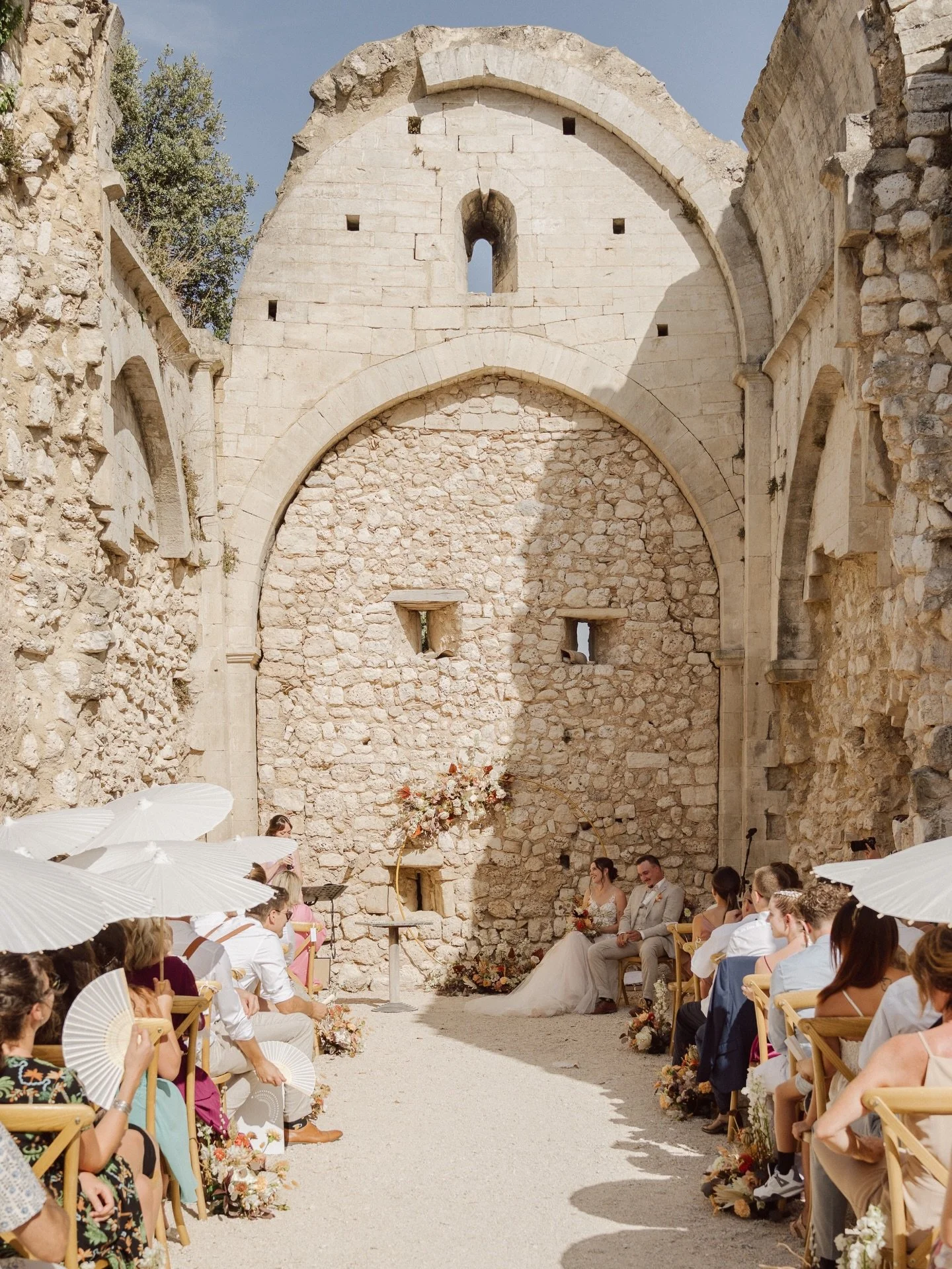 Une chapelle &agrave; ciel ouvert, la pierre et la lumi&egrave;re de Provence.&thinsp;
&thinsp;
C&rsquo;est ici que Cinthya &amp; Alexis ont choisi de c&eacute;l&eacute;brer leur c&eacute;r&eacute;monie la&iuml;que, dans l&rsquo;ancienne chapelle du 