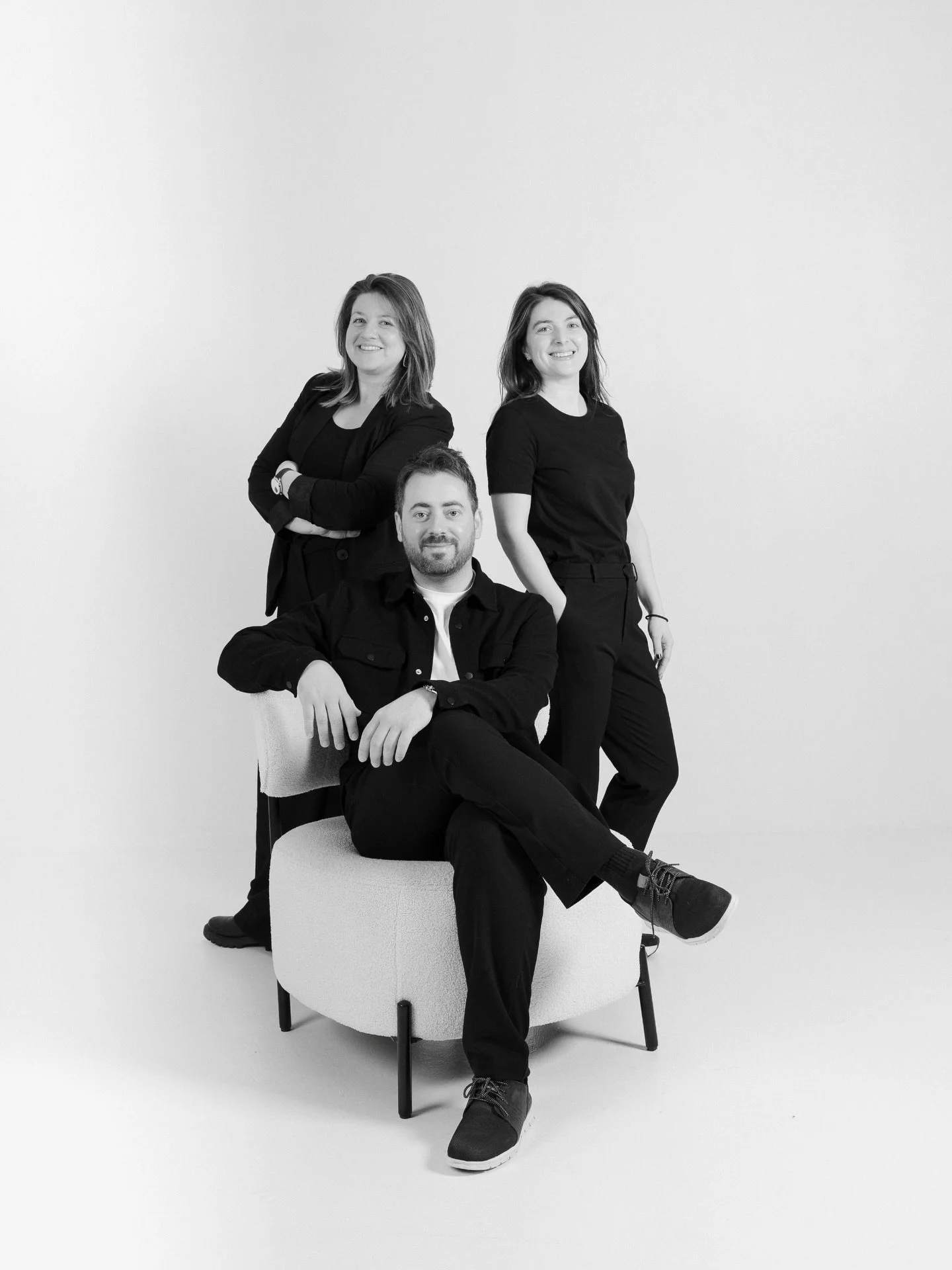 Une histoire de famille, derri&egrave;re chaque mariage que nous racontons.&thinsp;&thinsp;
&thinsp;
Avec Tiago et Maxime, nous travaillons ensemble depuis longtemps. On se comprend souvent sans parler, on anticipe, on s&rsquo;adapte.&thinsp;&thinsp;