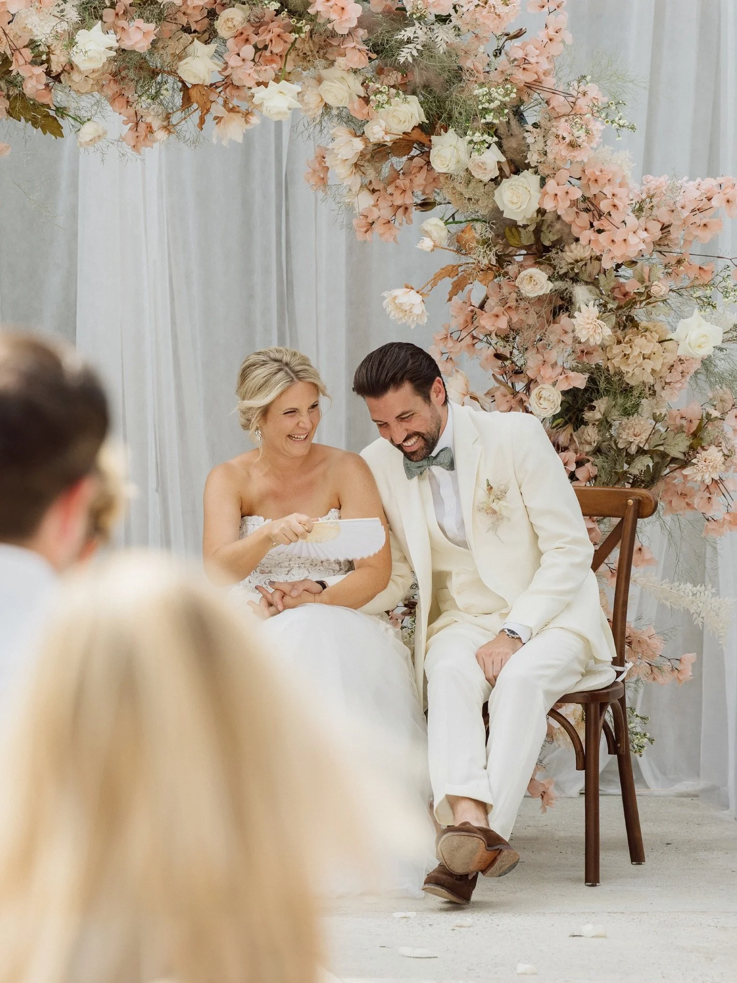 Et si vous vous mariiez dans une serre ? 🌿&thinsp;
C&rsquo;est le choix qu&rsquo;ont fait Sandrine &amp; Pascal.&thinsp;
&thinsp;
Un lieu baign&eacute; de lumi&egrave;re, le genre de d&eacute;cor singulier qu&rsquo;on aime et qu&rsquo;on oublie pas 