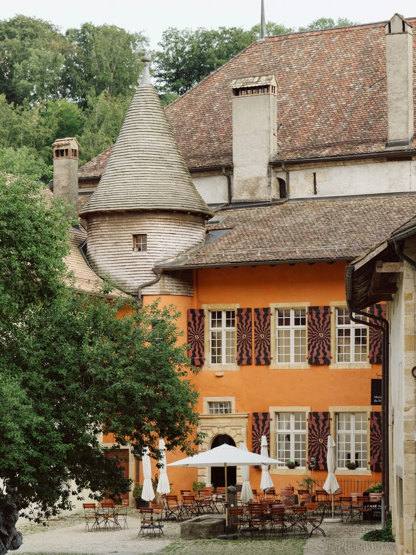 Mariage plein de charme &agrave; Romainm&ocirc;tier 🌞

Un village hors du temps, des pierres anciennes baign&eacute;es de lumi&egrave;re et cette sensation rare de ralentir.

Laura &amp; Fr&eacute;d&eacute;ric ont choisi un lieu o&ugrave; tout devie