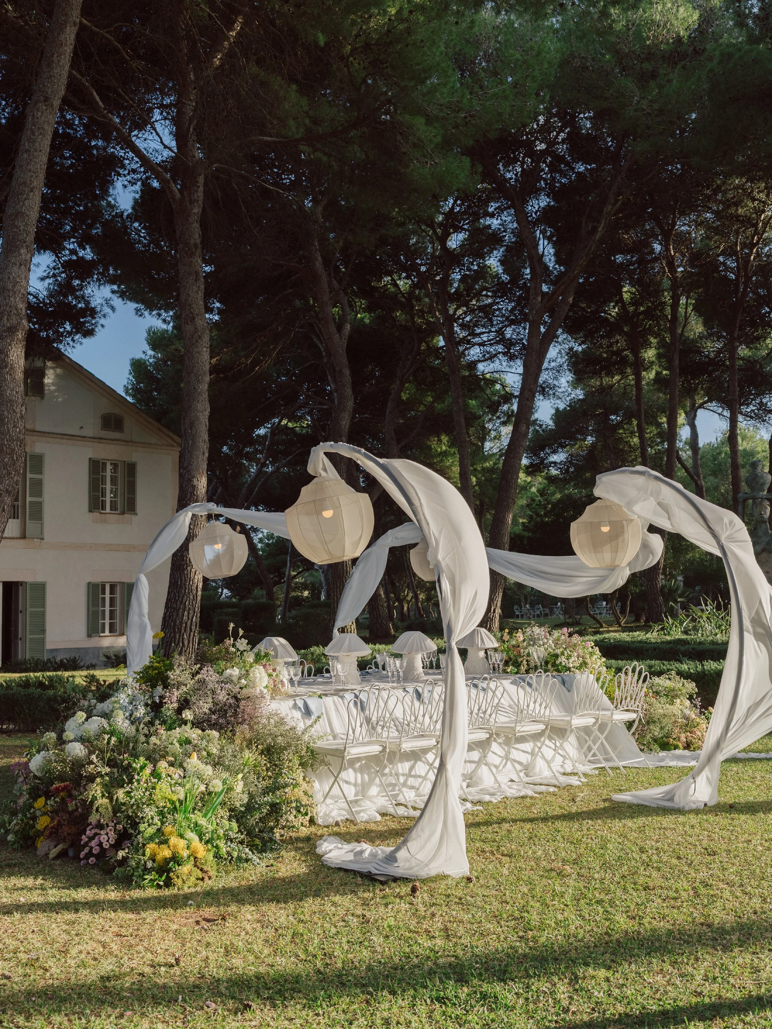 The best memories are often made around a table.
-
Les plus beaux souvenirs commencent souvent autour d&rsquo;une table.

@cansimoneta, Mallorca ☀️

#destinationwedding #mallorcawedding #mariagedestination #weddingstoryteller #photovideomariage

Work