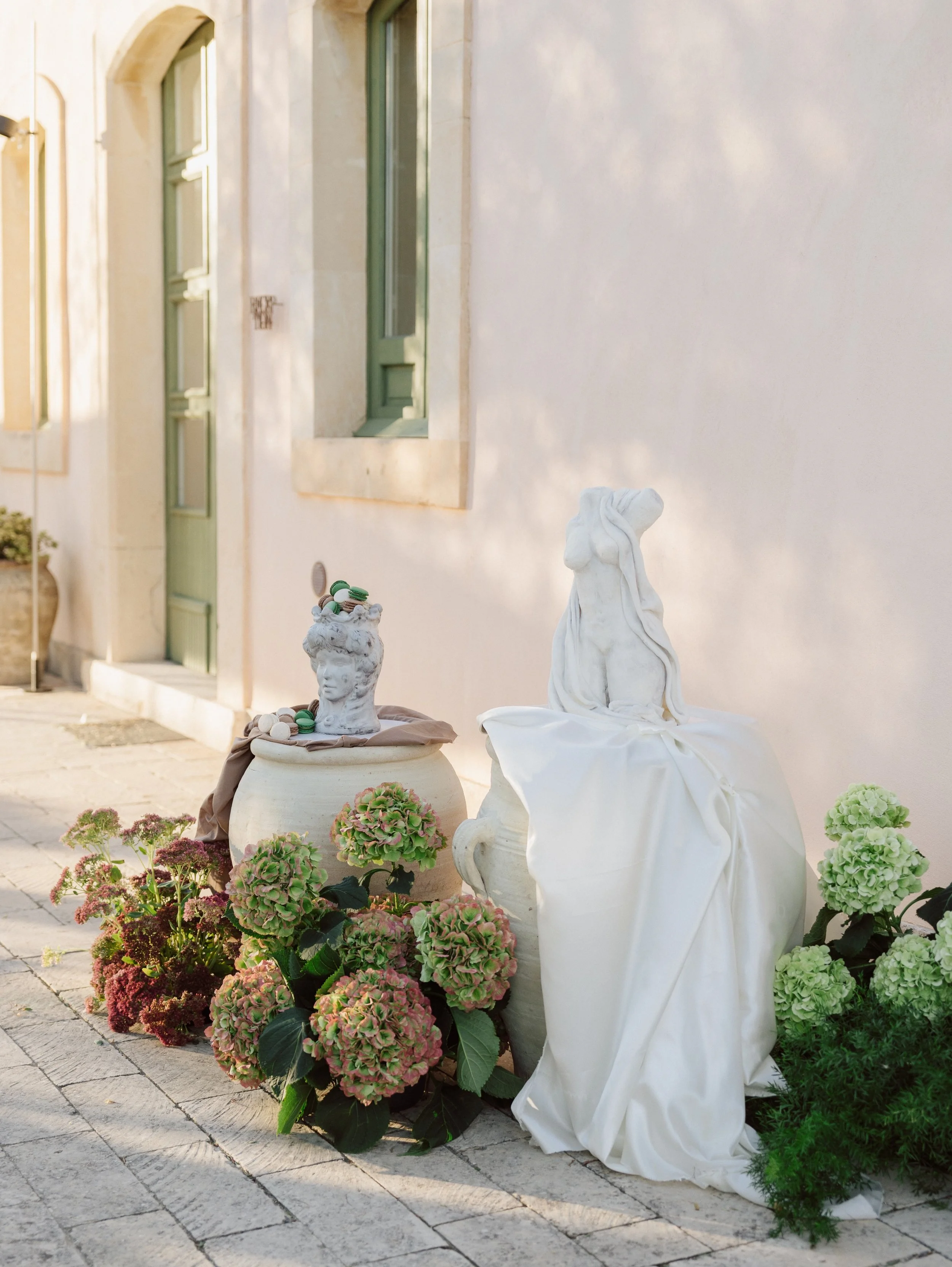 Art you can eat. 🍰  Oui, c&rsquo;&eacute;tait bien le g&acirc;teau de mariage.
&thinsp;
Cake Designer @marziacaruso_cakes 
Venue @braccialieriresort  Floral Designer @sassflower 
Workshop organiser @editorialsbynicoladixon 
Creative planning @wonder