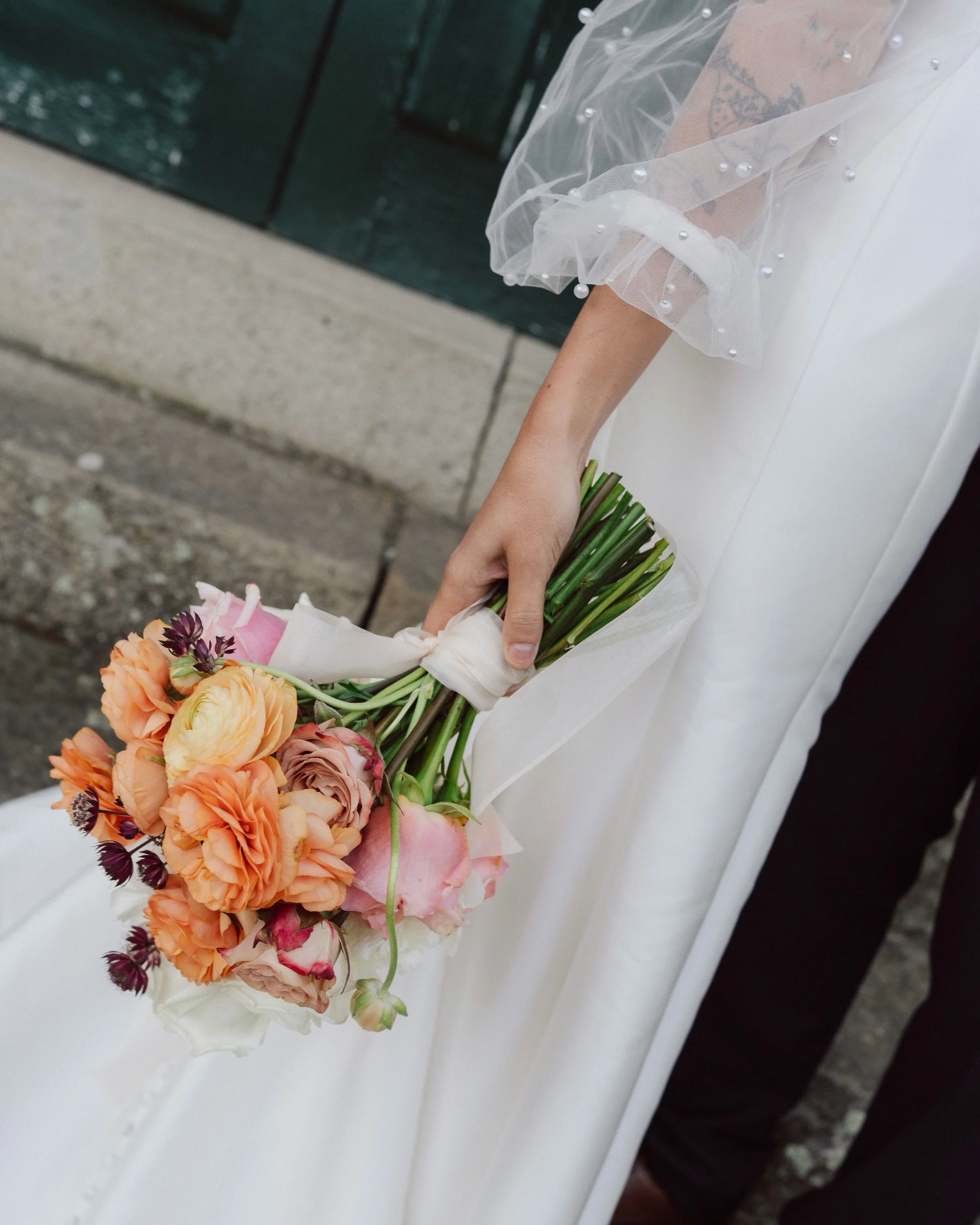 Bouquet up, worries down. Fleurs en l&rsquo;air, c&oelig;ur l&eacute;ger. 🌸

Photographe de mariage en Suisse et &agrave; l&rsquo;&eacute;tranger, j&rsquo;aime capturer les instants spontan&eacute;s, les d&eacute;tails, le mouvement et tout ce qui d