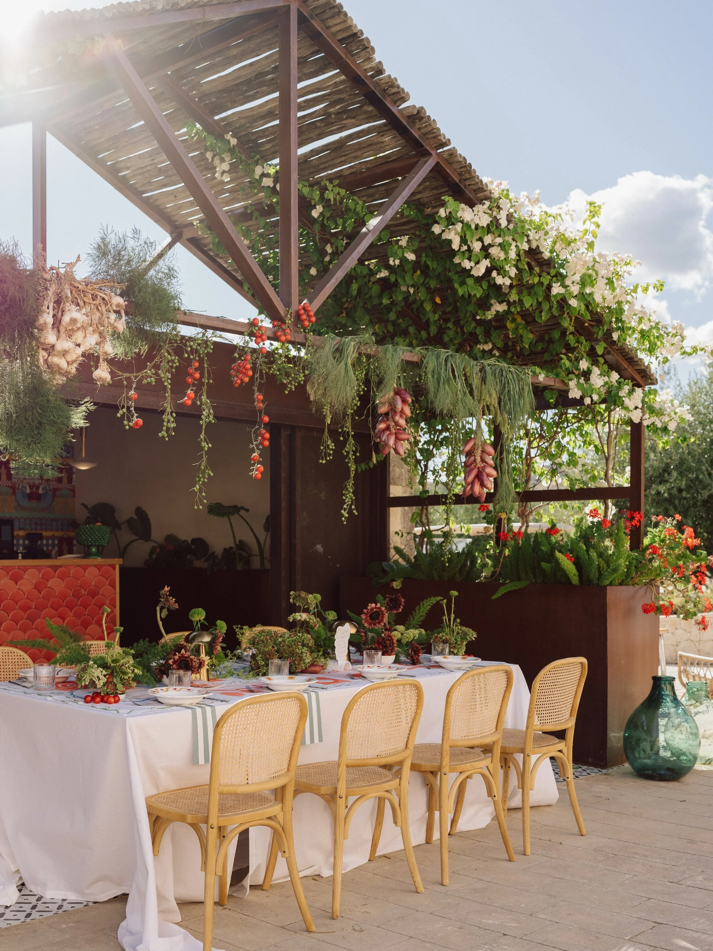 More color, please 🍅🌻&thinsp;
&thinsp;
Coup de c&oelig;ur pour cette table en Sicile. Les couleurs, les dessins, les fleurs, la vaisselle, les m&eacute;langes de mati&egrave;res&hellip; tout ce que j&rsquo;aime.&thinsp;
&thinsp;
J&rsquo;aime les ma