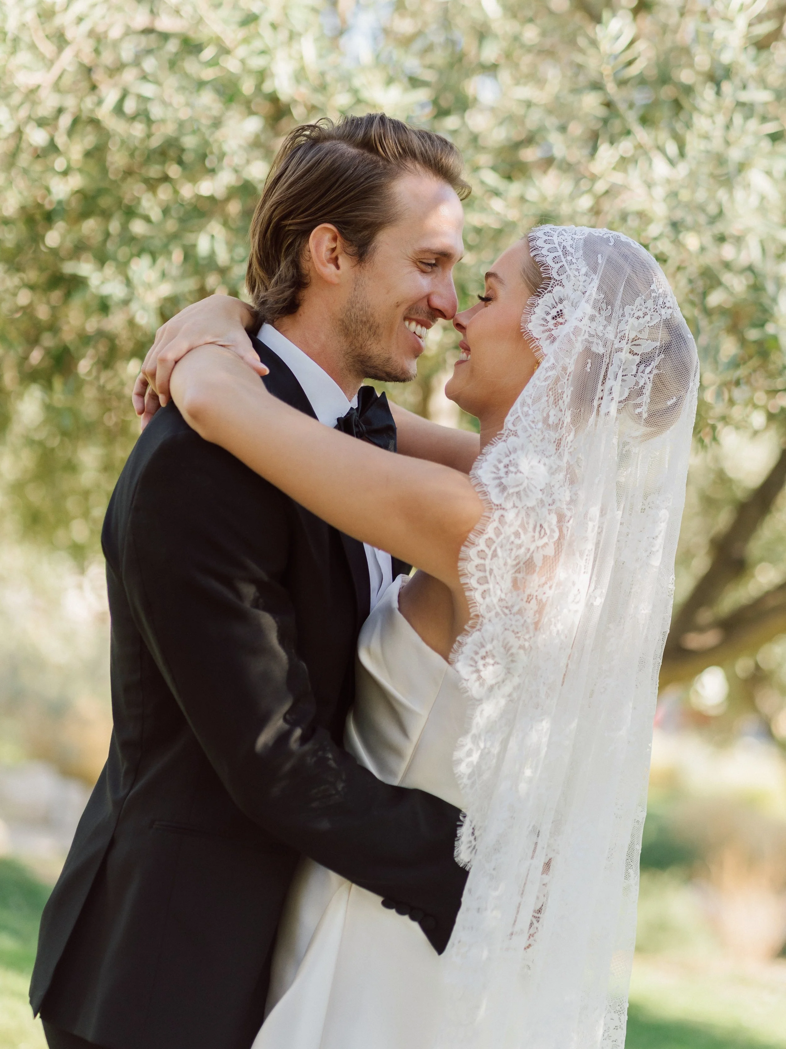 Karsyn &amp; Alex, a little love under the olive trees of Sicily. 🌿🤍
-&thinsp;
Karsyn &amp; Alex, un peu d&rsquo;amour sous les oliviers de Sicile. 🌿🤍&thinsp;
&thinsp;
@braccialieriresort 
@editorialsbynicoladixon 
@wonderlustevents 
@lwevents 
@