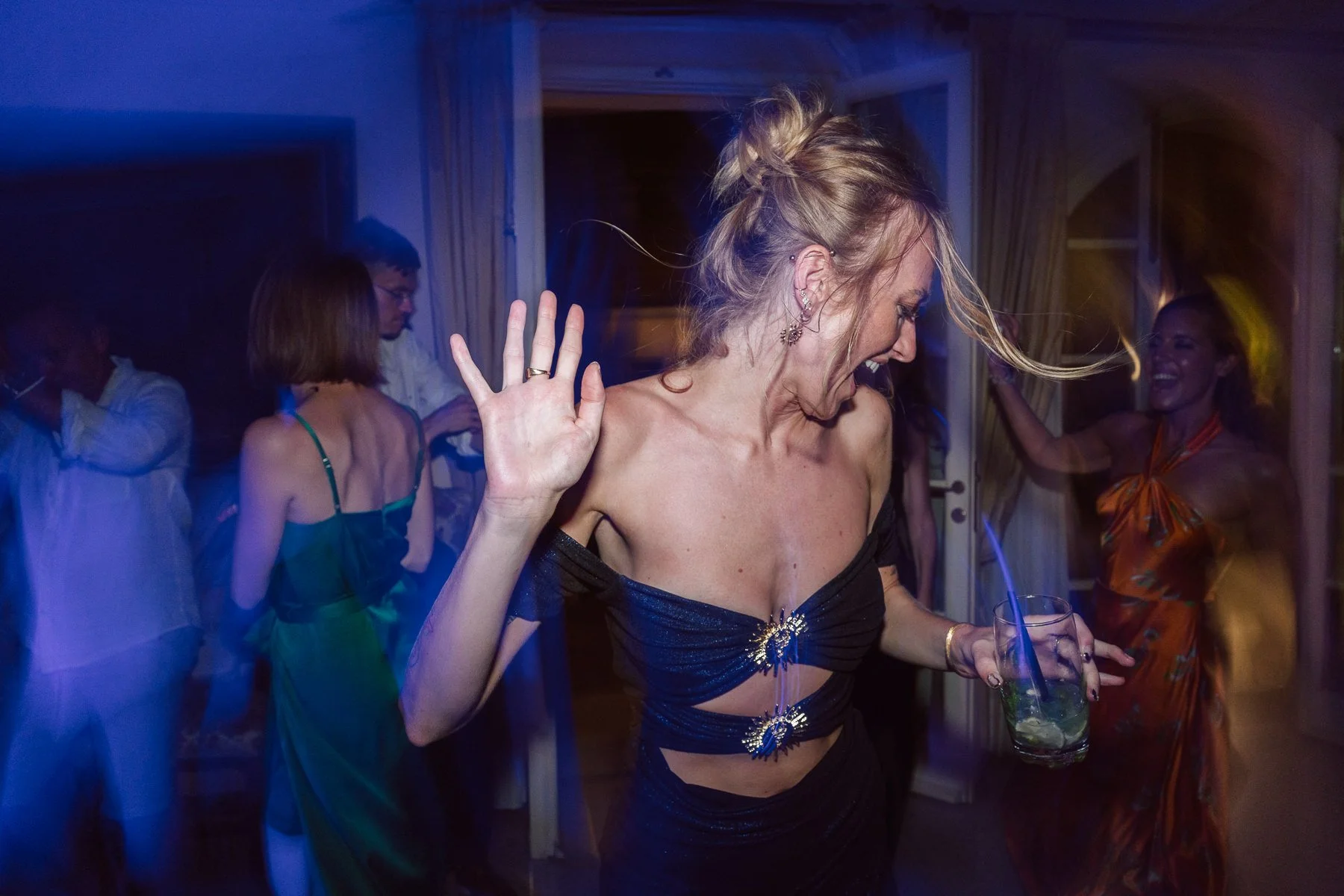 Mariée dansant pendant la soirée de mariage en Toscane, ambiance festive et piste de danse animée