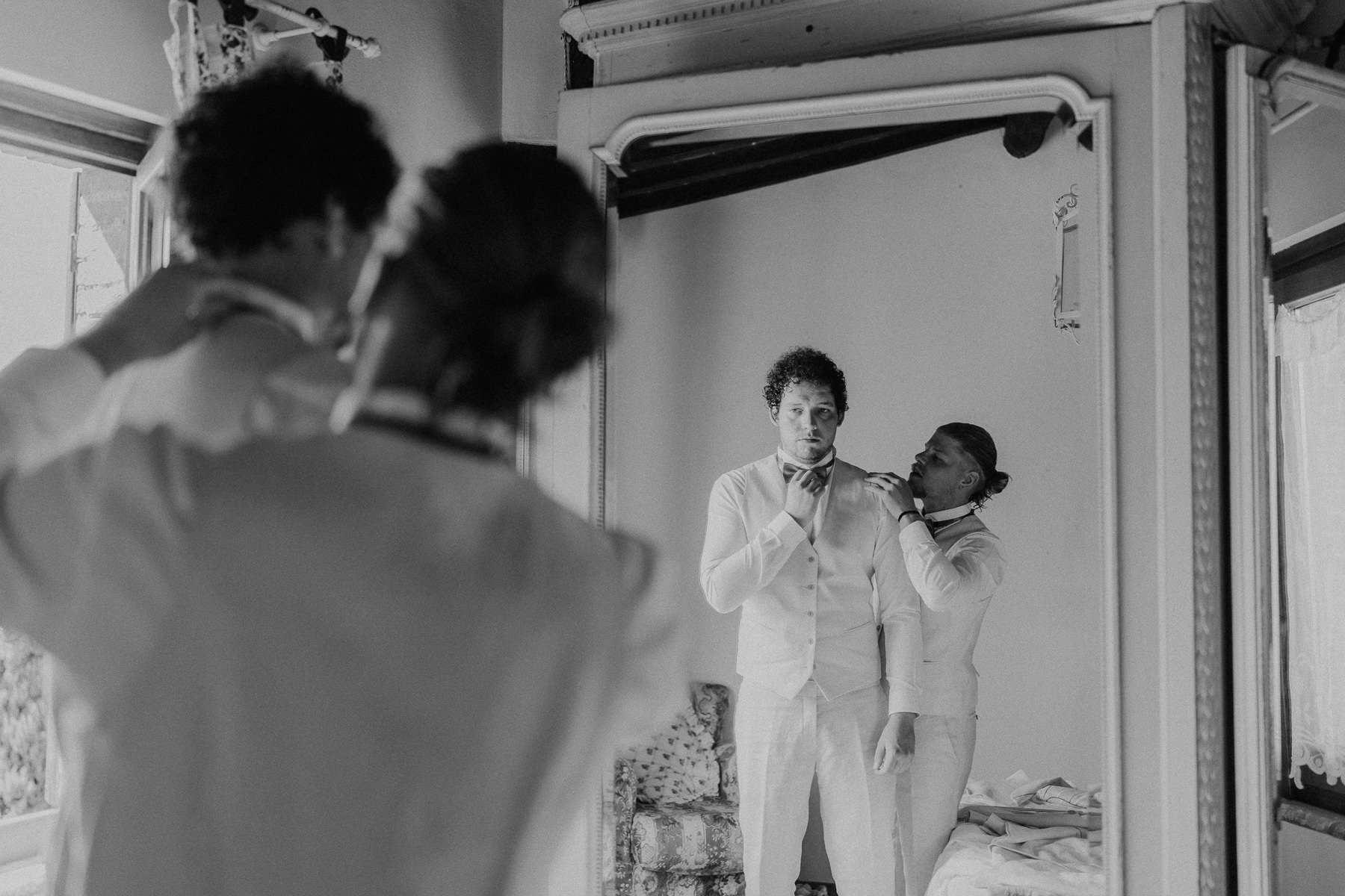 Les témoins se préparent dans la chambre du mariée au domaine Borgo Bucciano en Toscane