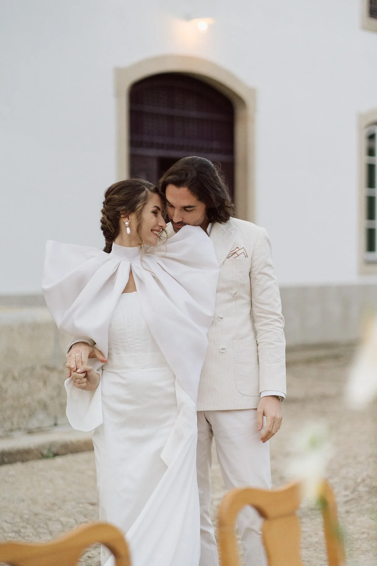 Couple de mariés à la Quinta do Pinho au Portugal lors d’un mariage destination élégant – photo Nonante Emotions.