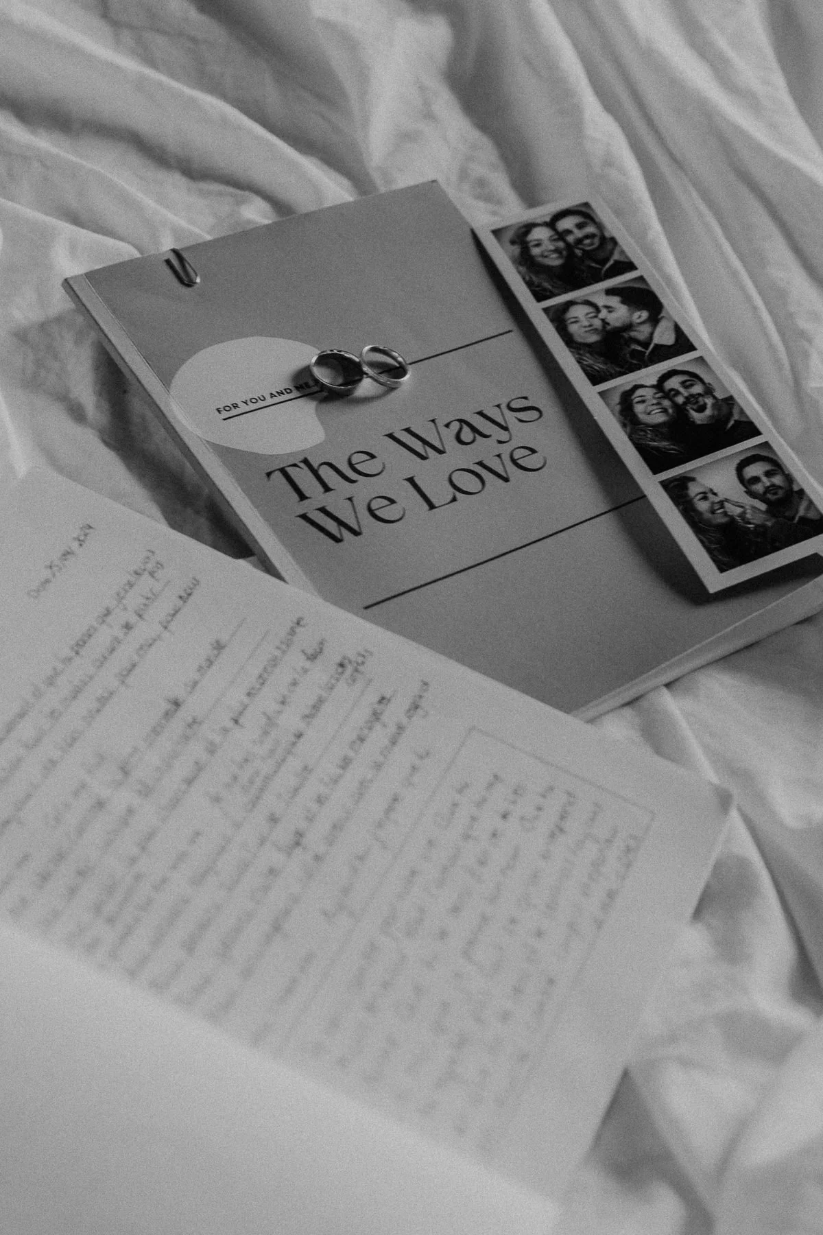 **Texte ALT :** Journal relationnel de couple « The Ways We Love » avec alliances posées dessus, bande photo de couple et lettres manuscrites, symbole d’un amour écrit avant le mariage