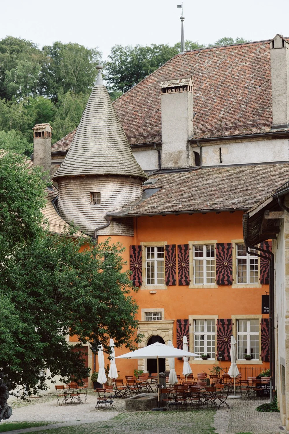 Vue d’ensemble d’un château de mariage avec sa cour intérieure et son architecture historique.