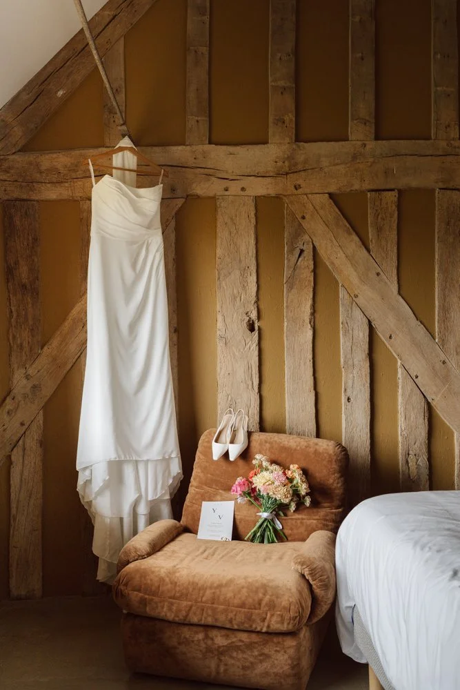 Robe de mariée, chaussures et bouquet photographiés lors des préparatifs du mariage d’Yveline et Vincent dans le Perche. Photographie de mariage par Nonante Émotions