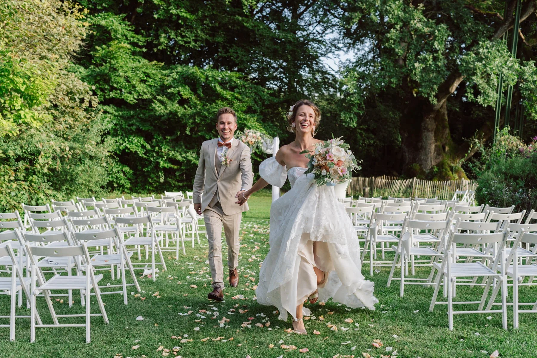 Sortie joyeuse des mariés après la cérémonie laïque en plein air