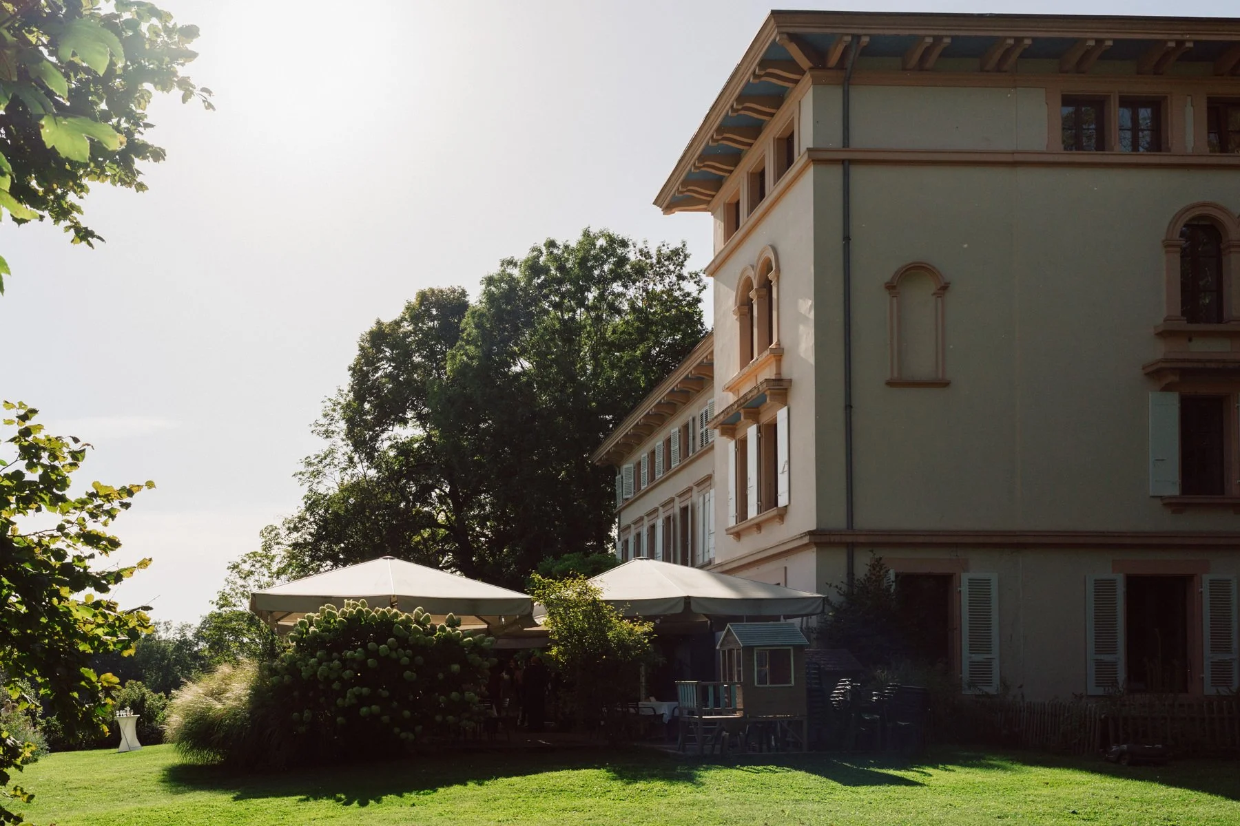 Lieu de mariage au Castel de Bois-Genoud, façade historique et jardin pour cocktail de mariage dans le canton de Vaud