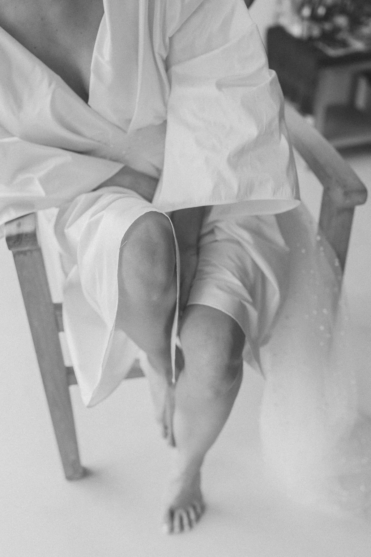 Détail de la robe de la mariée en noir et blanc lors des préparatifs à la Quinta do Pinho au Portugal – photo Nonante Emotions.
