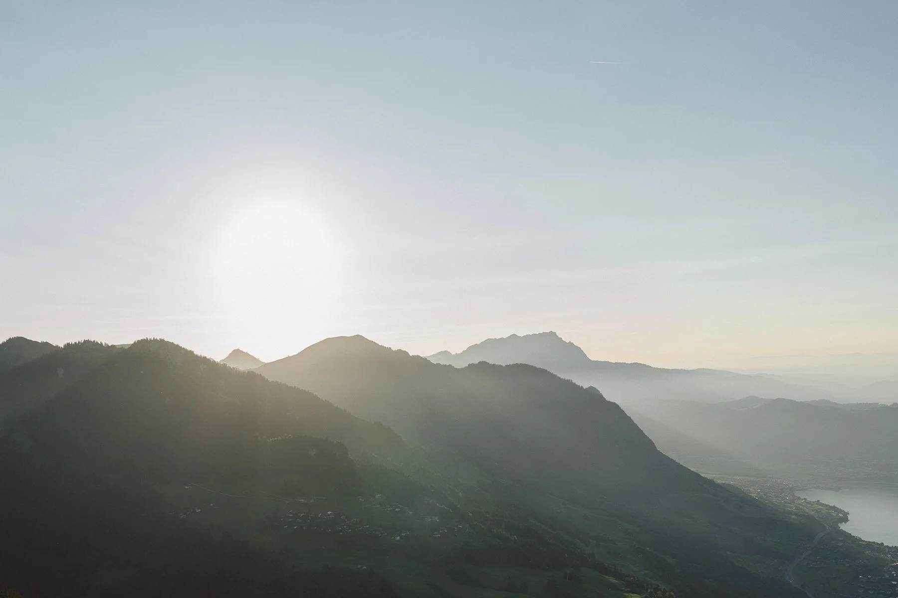 Panorama sur un lac alpin suisse avec reliefs et lumière douce – lieu spectaculaire pour séance couple mariage par Nonante Émotions