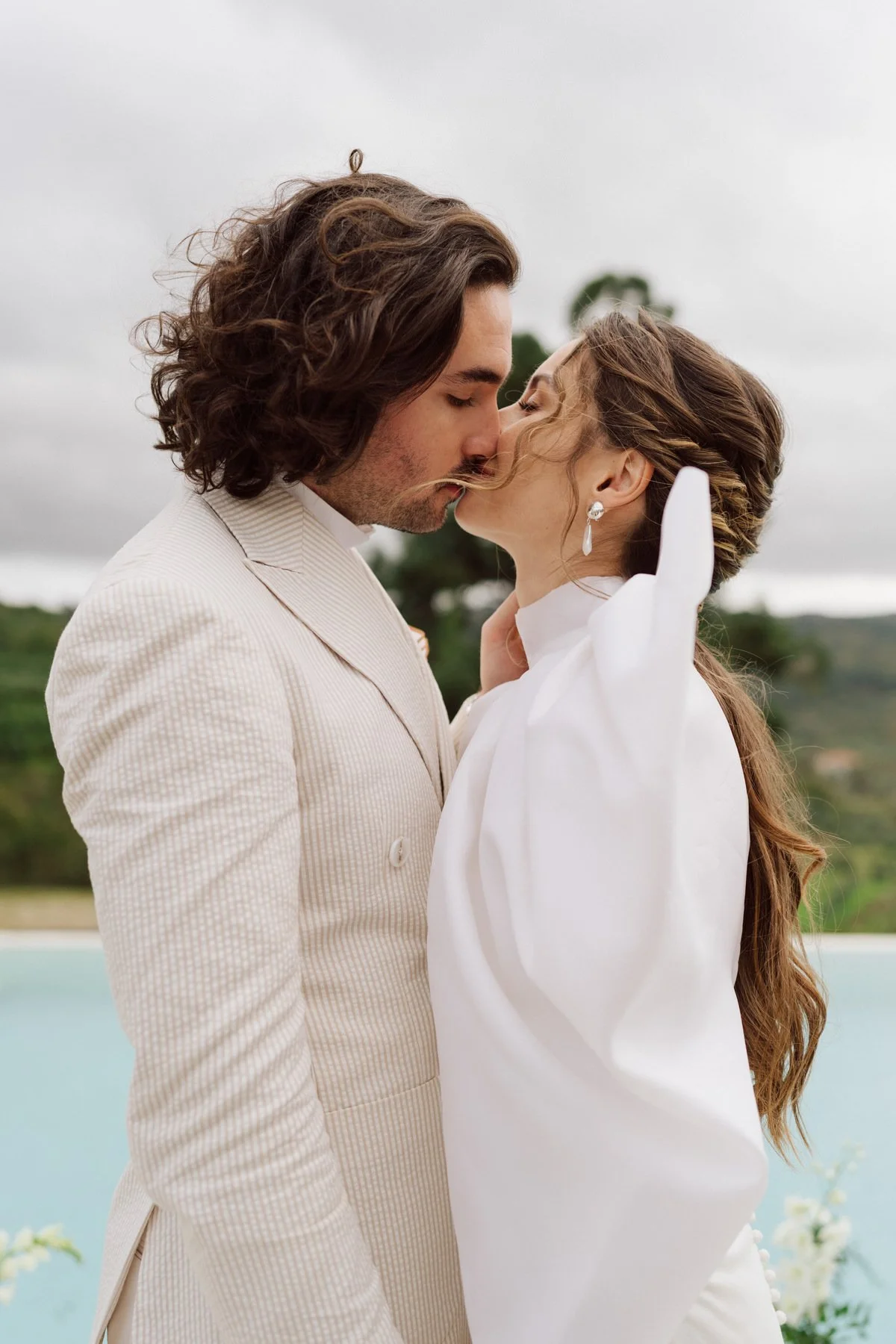 Couple de mariés s’embrassant à la Quinta do Pinho au Portugal lors d’un mariage destination élégant