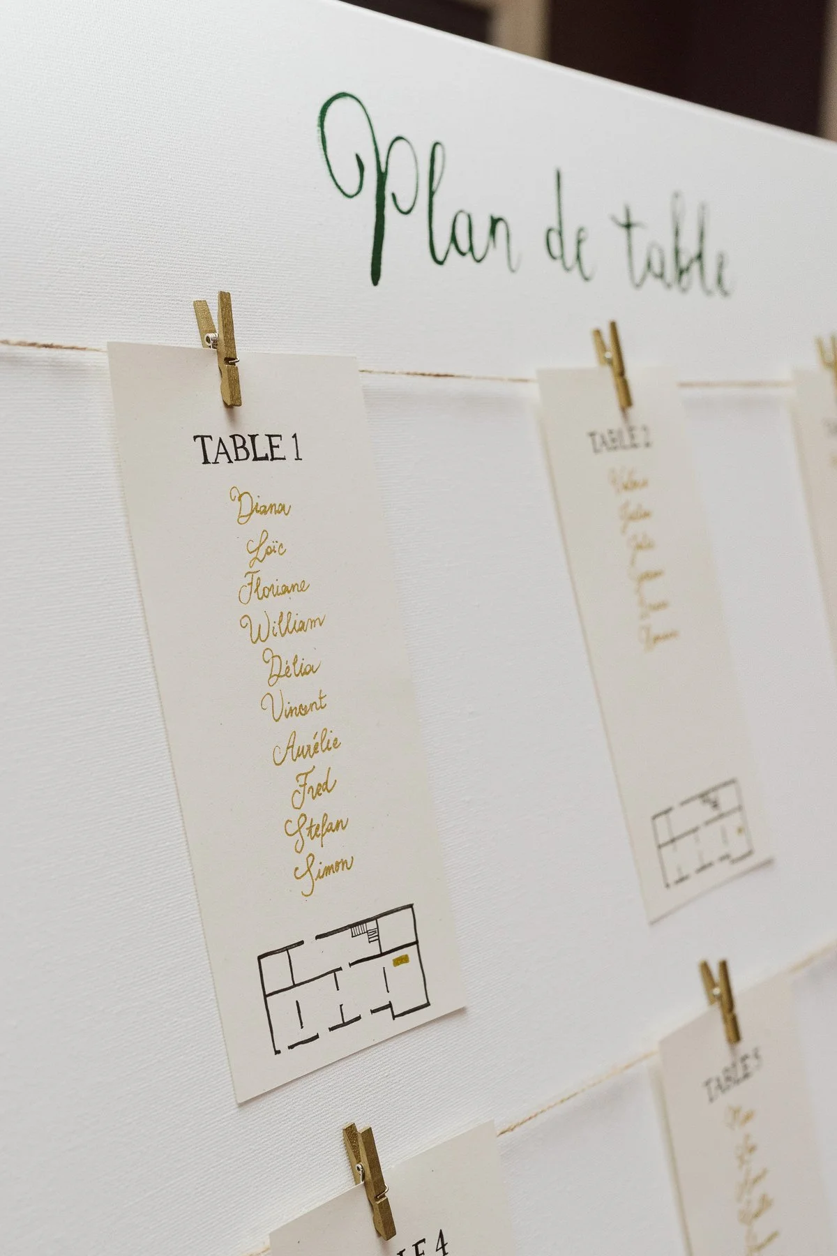 Plan de table du mariage de Diana et Loïc, détail calligraphié présenté au Castel Bois-Genoud.