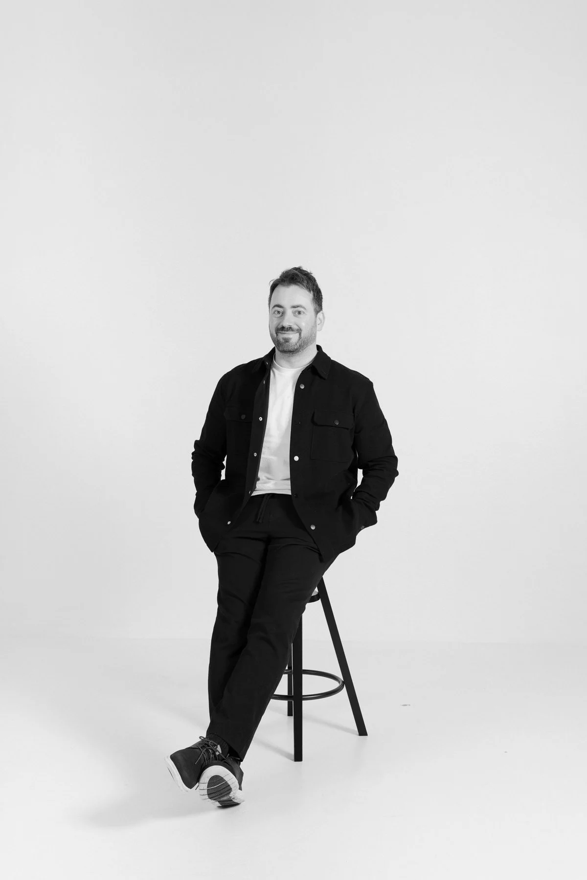 Tiago, photographe de mariage en Suisse et membre de l’équipe Nonante Émotions, portrait studio noir et blanc