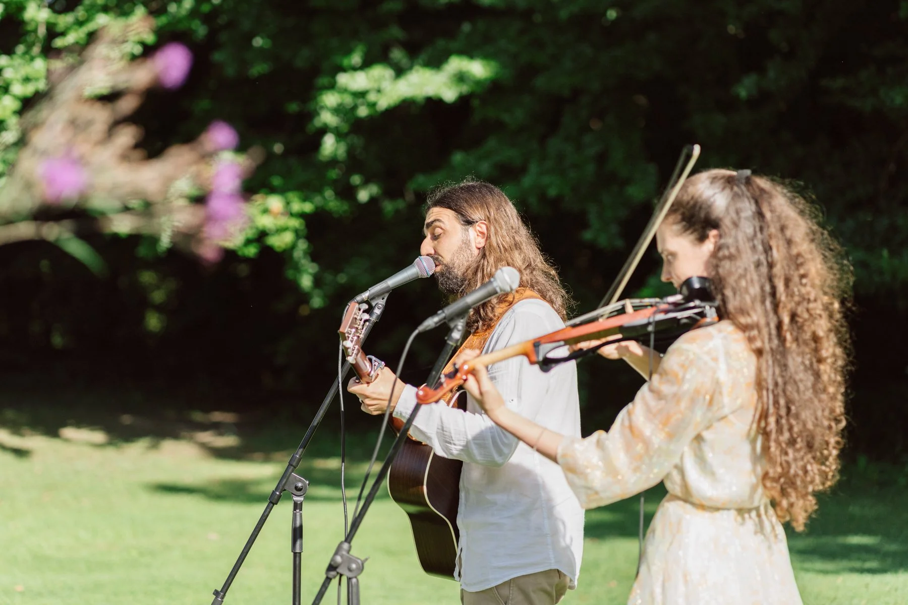 Musiciens jouant en live pendant la cérémonie laïque du mariage en extérieur au Castel de Bois-Genoud