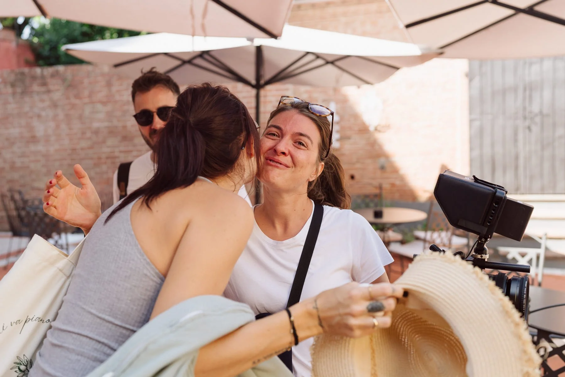 Maxime, vidéaste de mariage, dit au revoir aux invités lors d’un mariage en Toscane