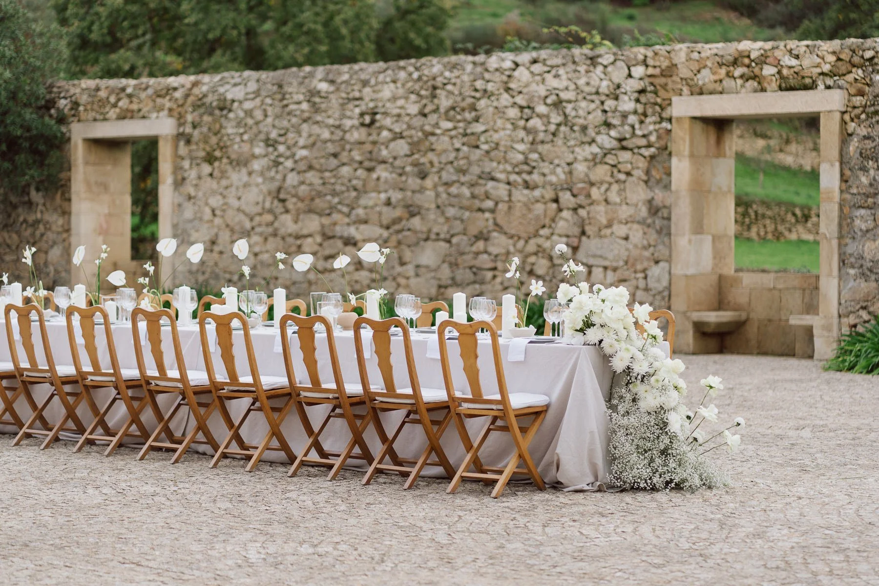 Table de réception extérieure à la Quinta do Pinho au Portugal lors d’un mariage élégant – photo Nonante Emotions.
