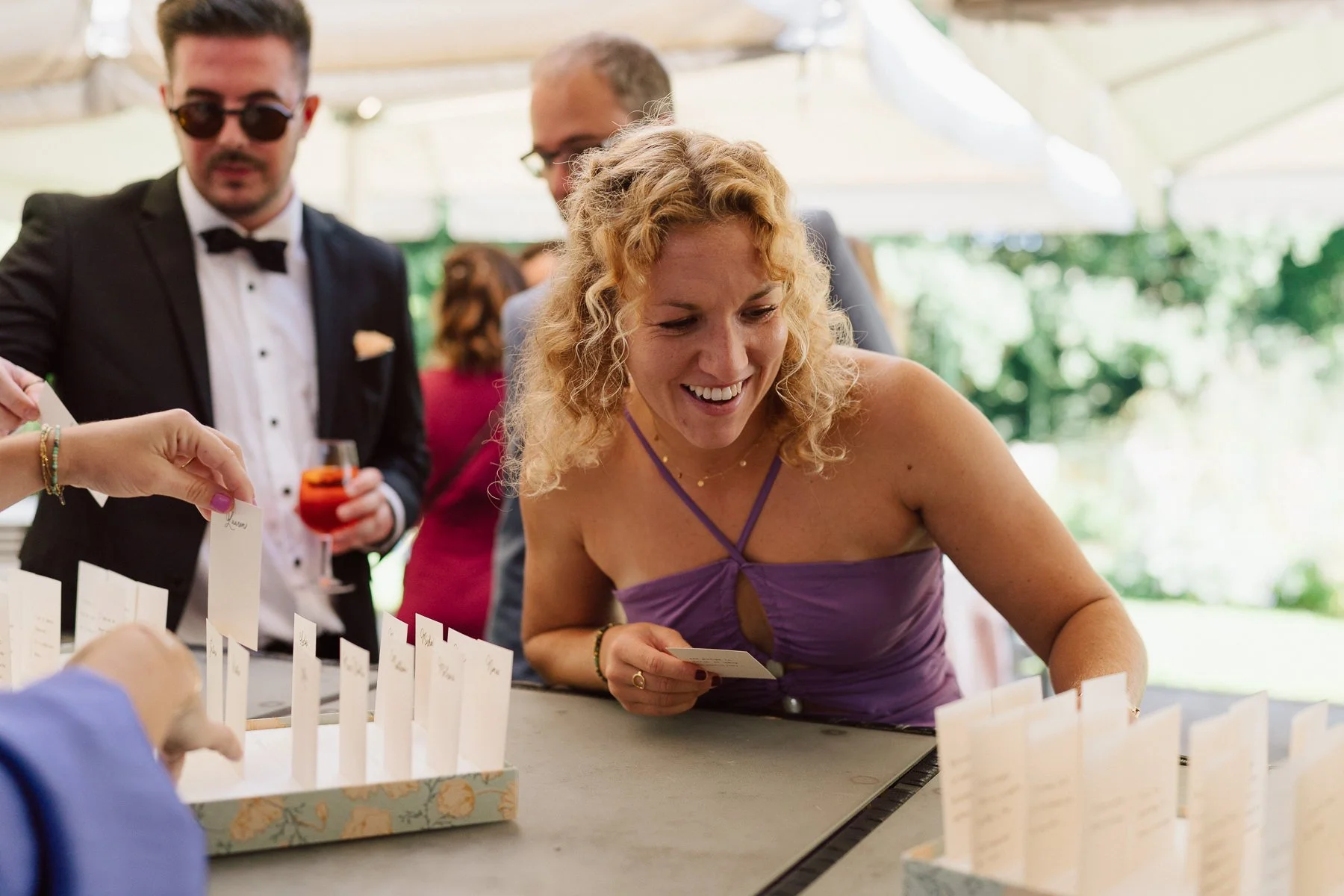 Une invitée pioche une carte pendant l'apéritif