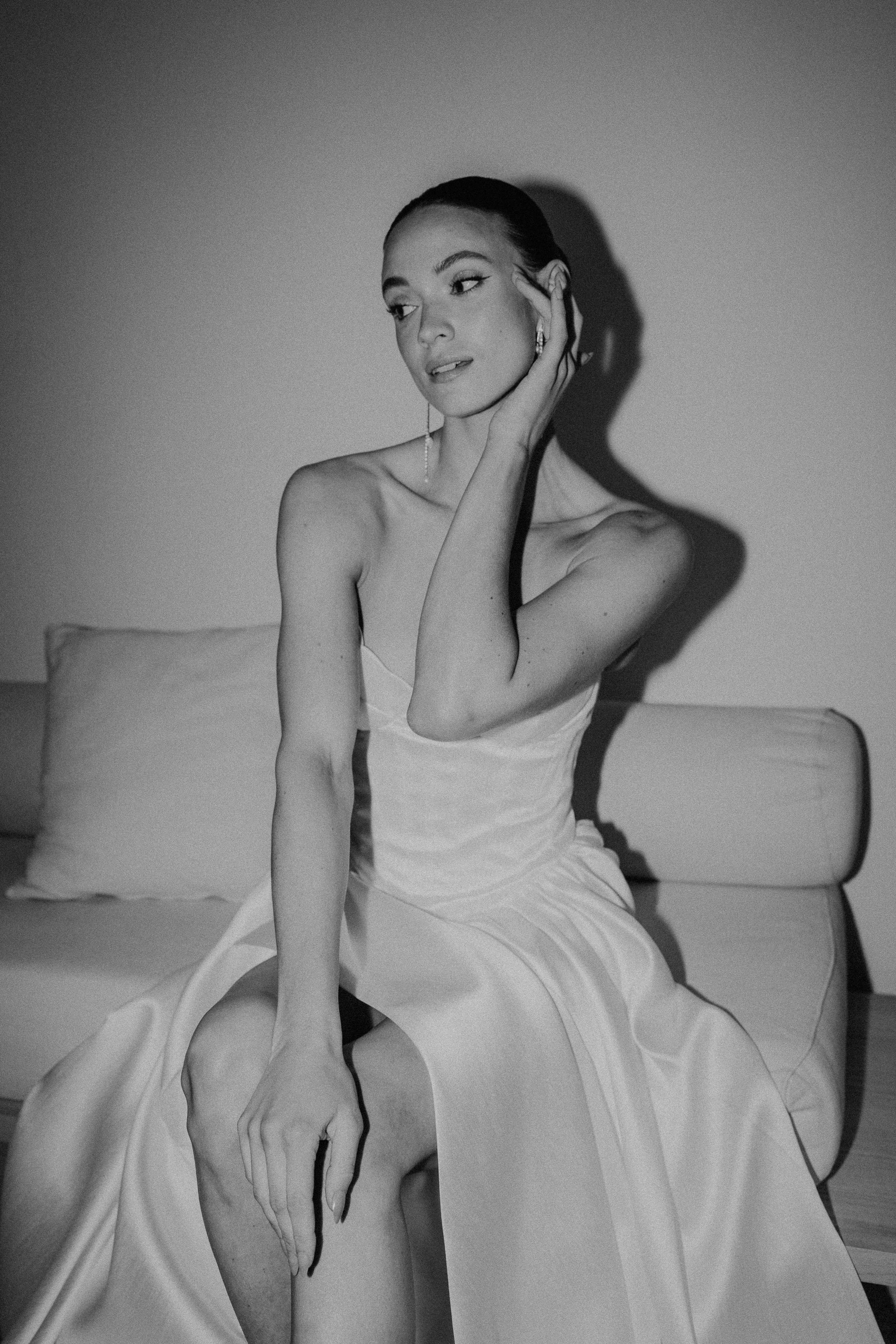 Photographie en noir et blanc capturant l'élégance intemporelle d'une mariée.