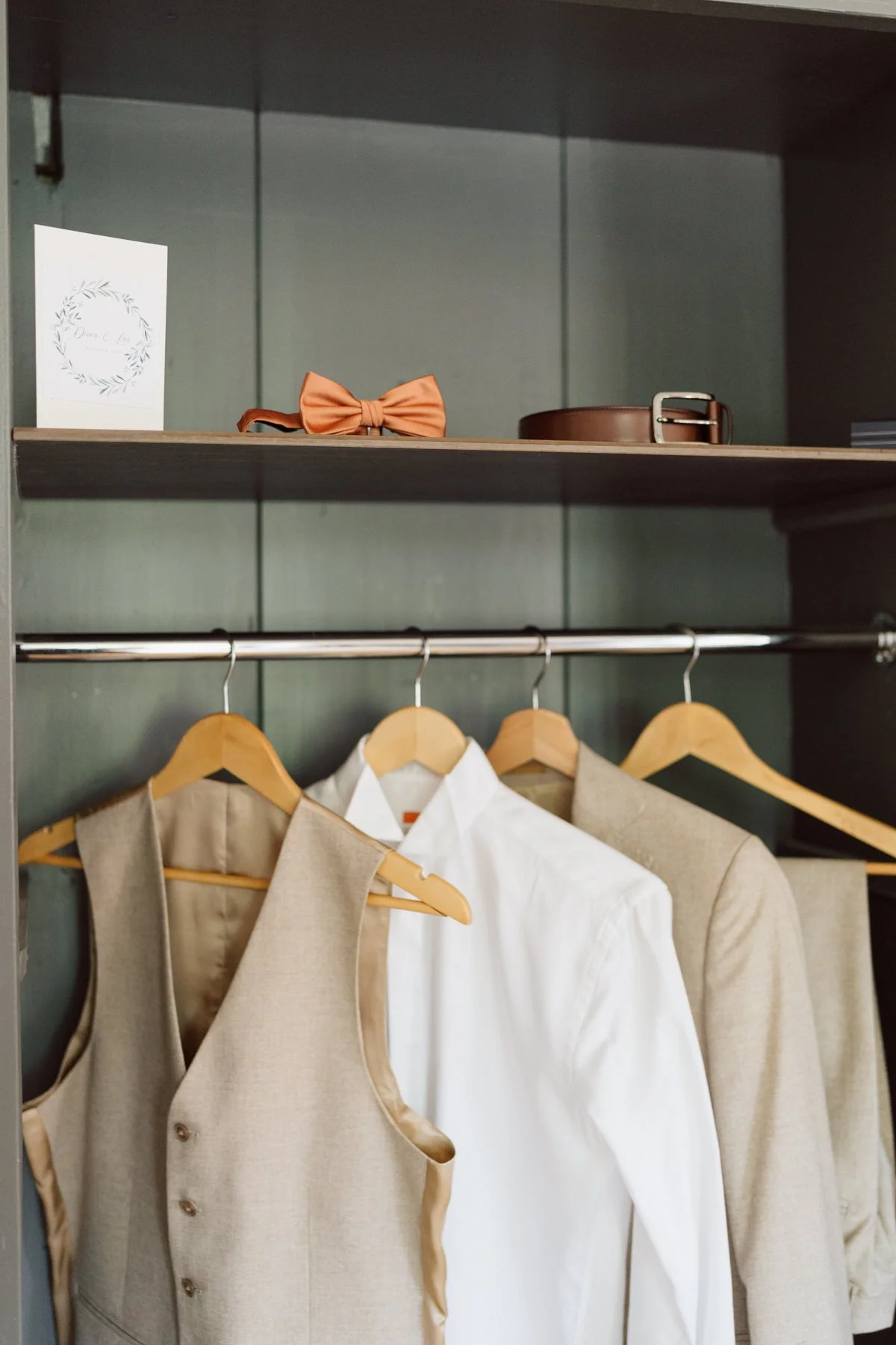 Détails du costume du marié lors des préparatifs de mariage au Castel de Bois-Genoud, gilet, chemise et nœud papillon