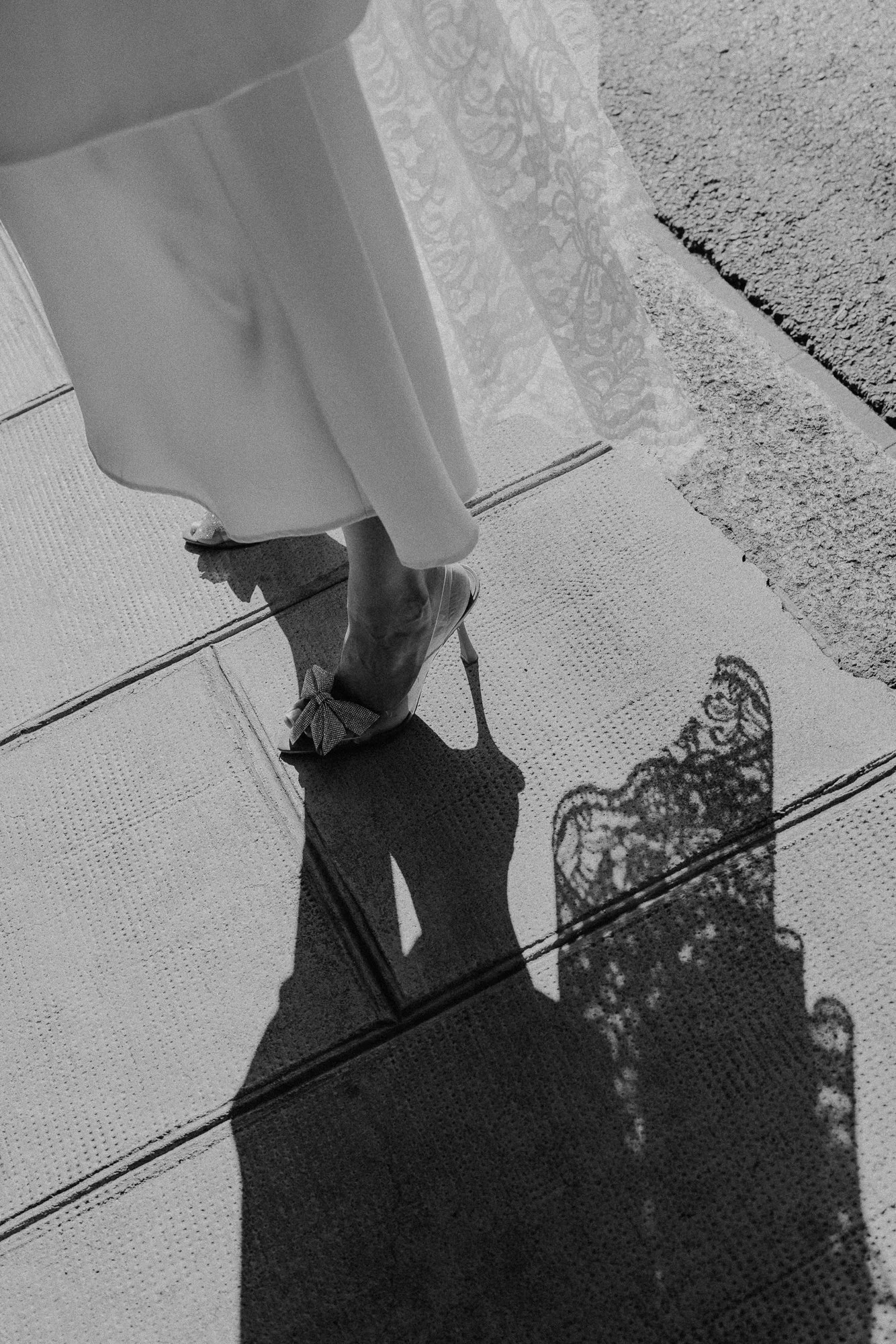 detail-chaussures-mariee-voile-lace-noir-et-blanc-mariage-civil-geneve.jpg