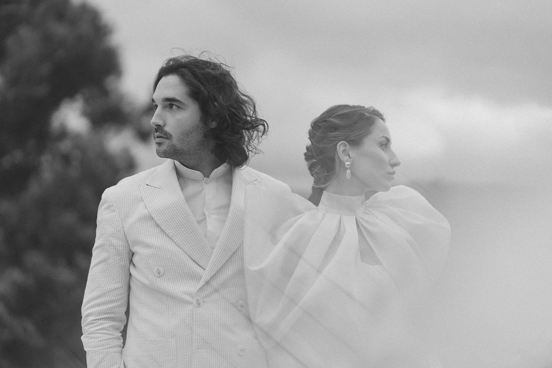 Portrait artistique des mariés à la Quinta do Pinho au Portugal lors d’un mariage destination élégant – photo Nonante Emotions.