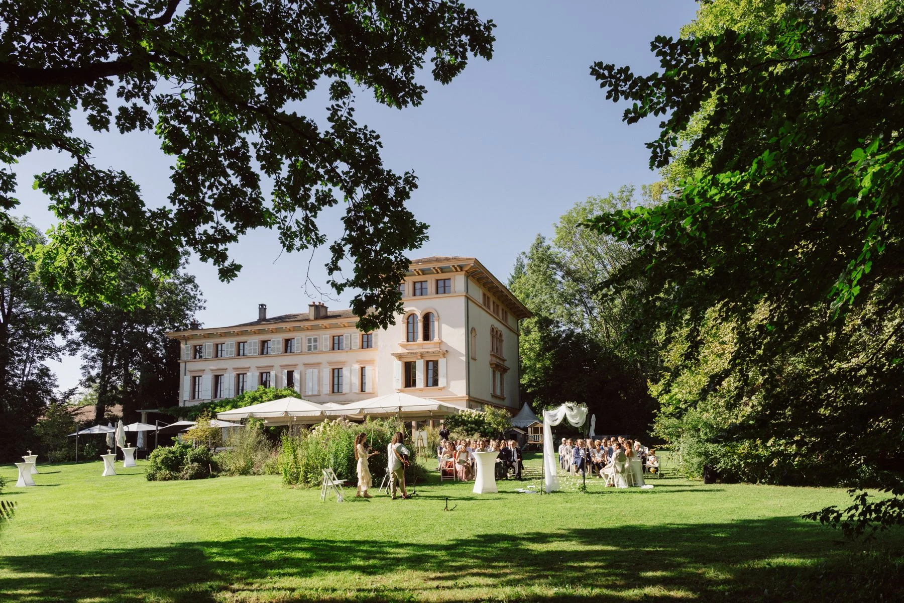 Cérémonie de mariage en plein air au Castel de Bois-Genoud, décor naturel et ambiance élégante