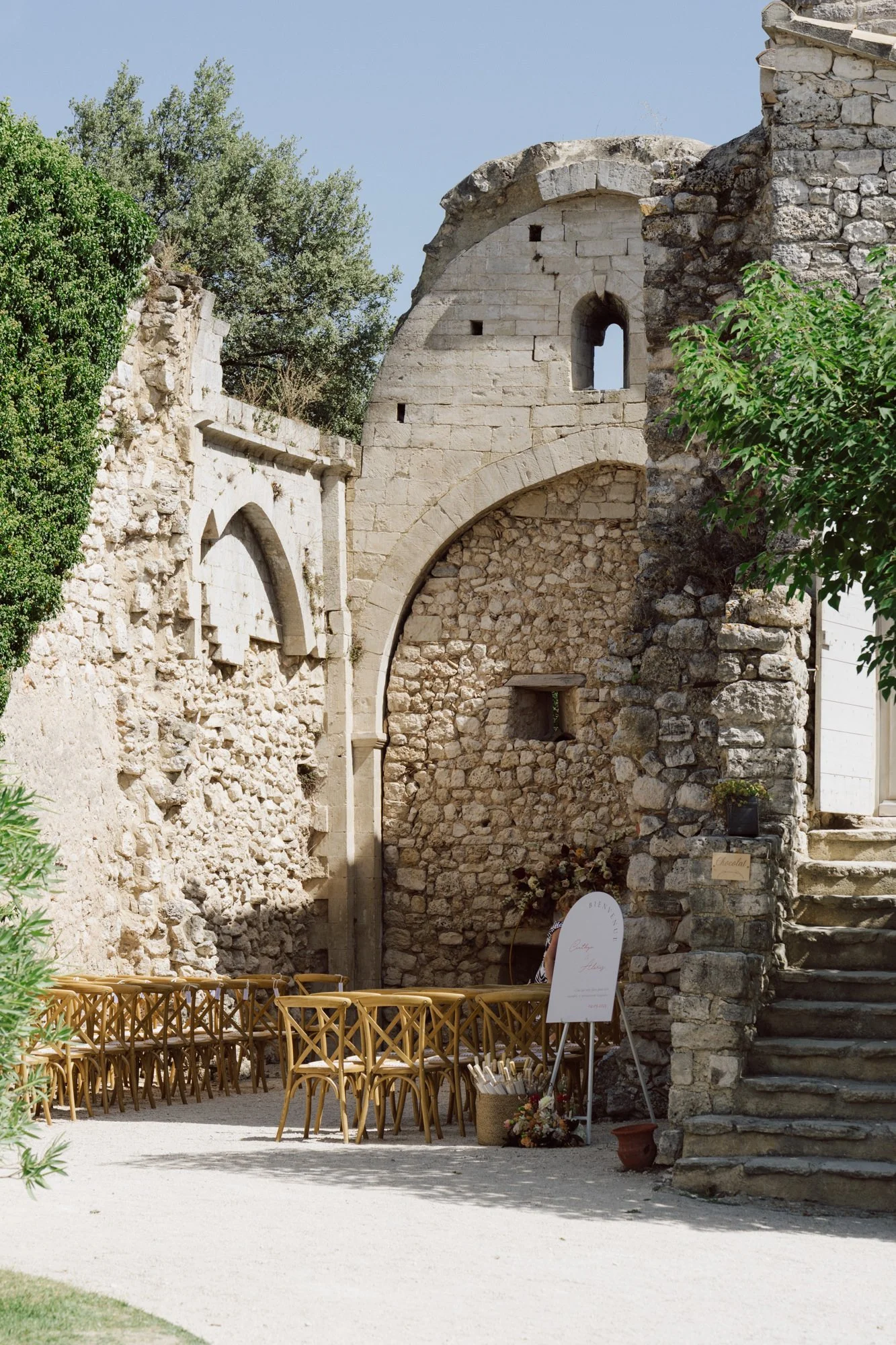 Cérémonie laïque dans l’ancienne chapelle en pierre du Domaine de Sarson en Provence – photo nonanteemotions.ch