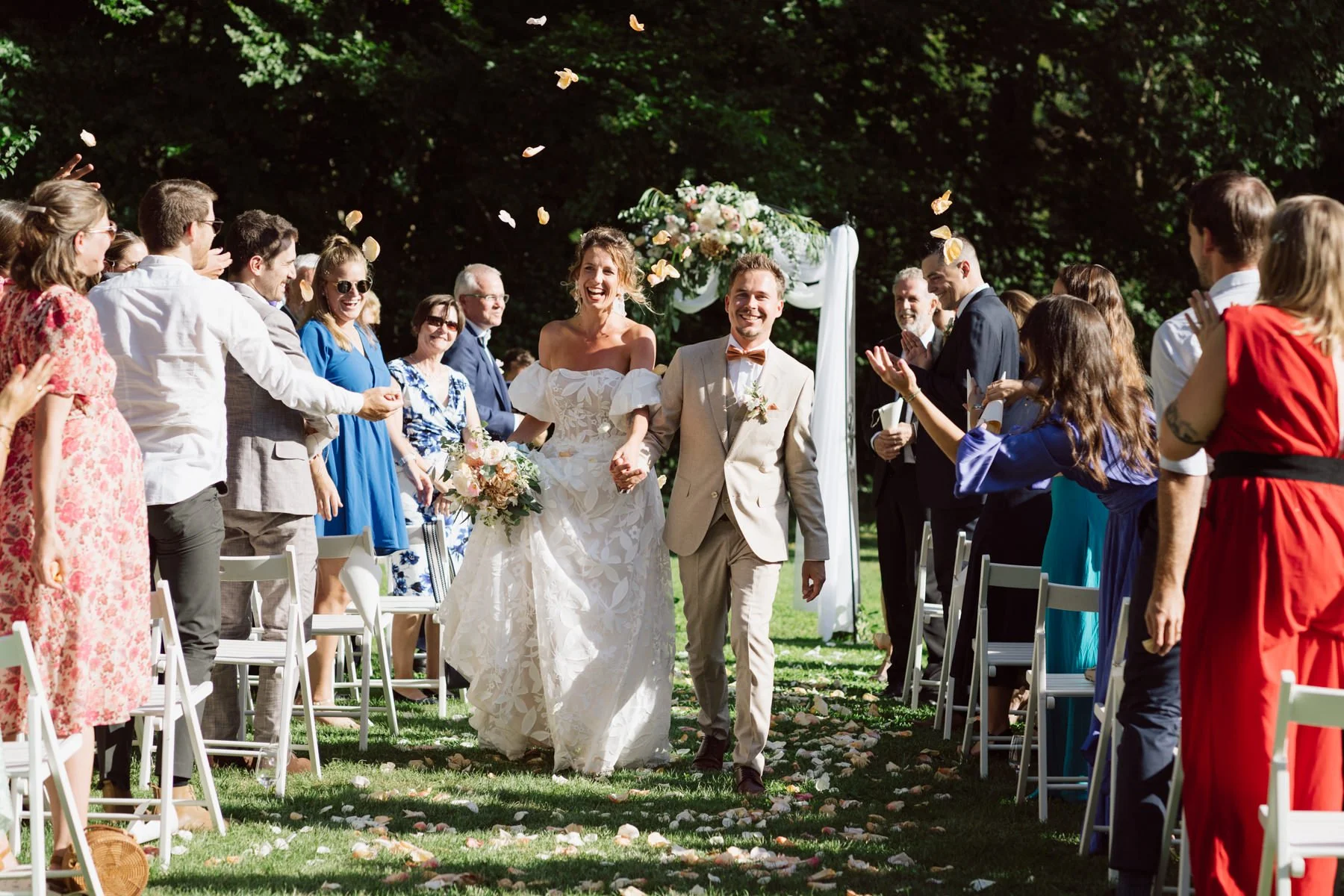 Sortie de cérémonie laïque en plein air au Castel de Bois-Genoud, jeunes mariés main dans la main