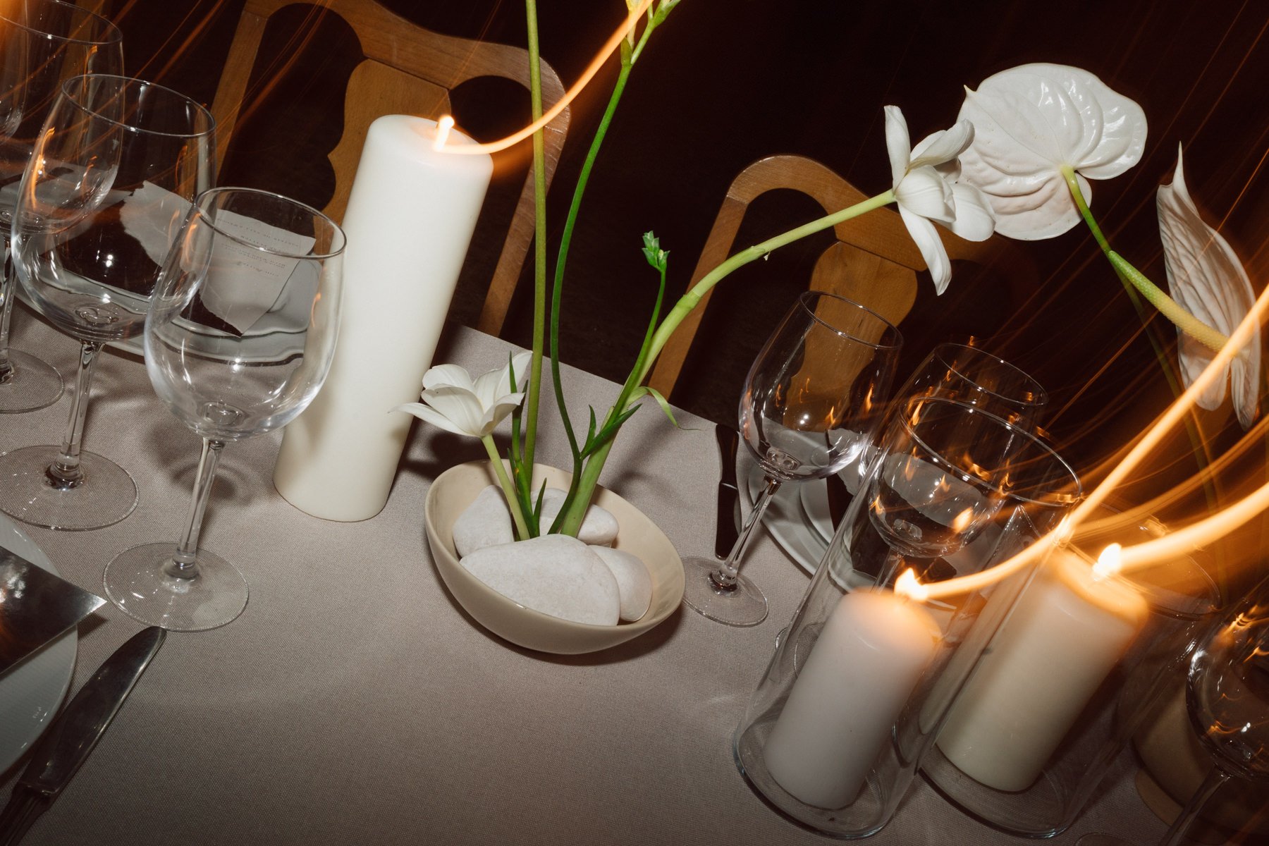 Décoration de table élégante avec bougies blanches et anthuriums lors d’un mariage à la Quinta do Pinho au Portugal