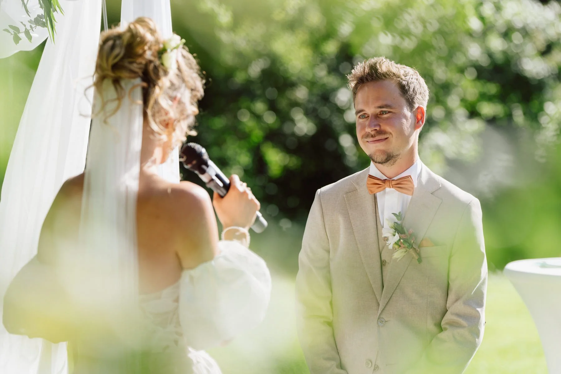 Échange des vœux lors d’une cérémonie laïque en extérieur au Castel de Bois-Genoud, la mariée s’adressant à son futur mari